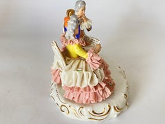 Gruppo di figurine in porcellana Dresden Porcelain, coppia che gioca a scacchi Blu e Rosa