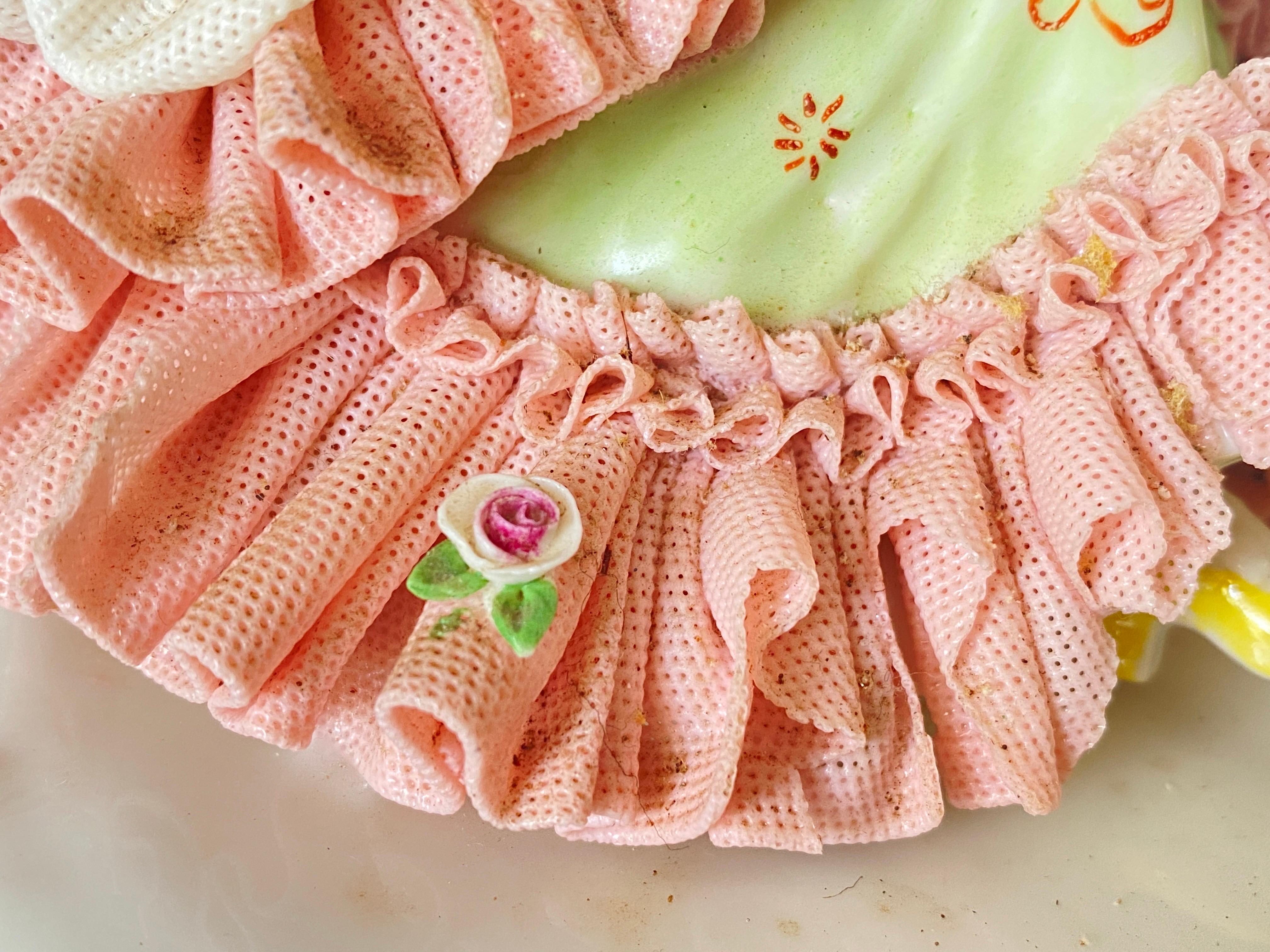 Deutsche Dresdner Spitzen-Porzellanfigurengruppe, Paar beim Schachspiel in Blau und Rosa im Angebot 1