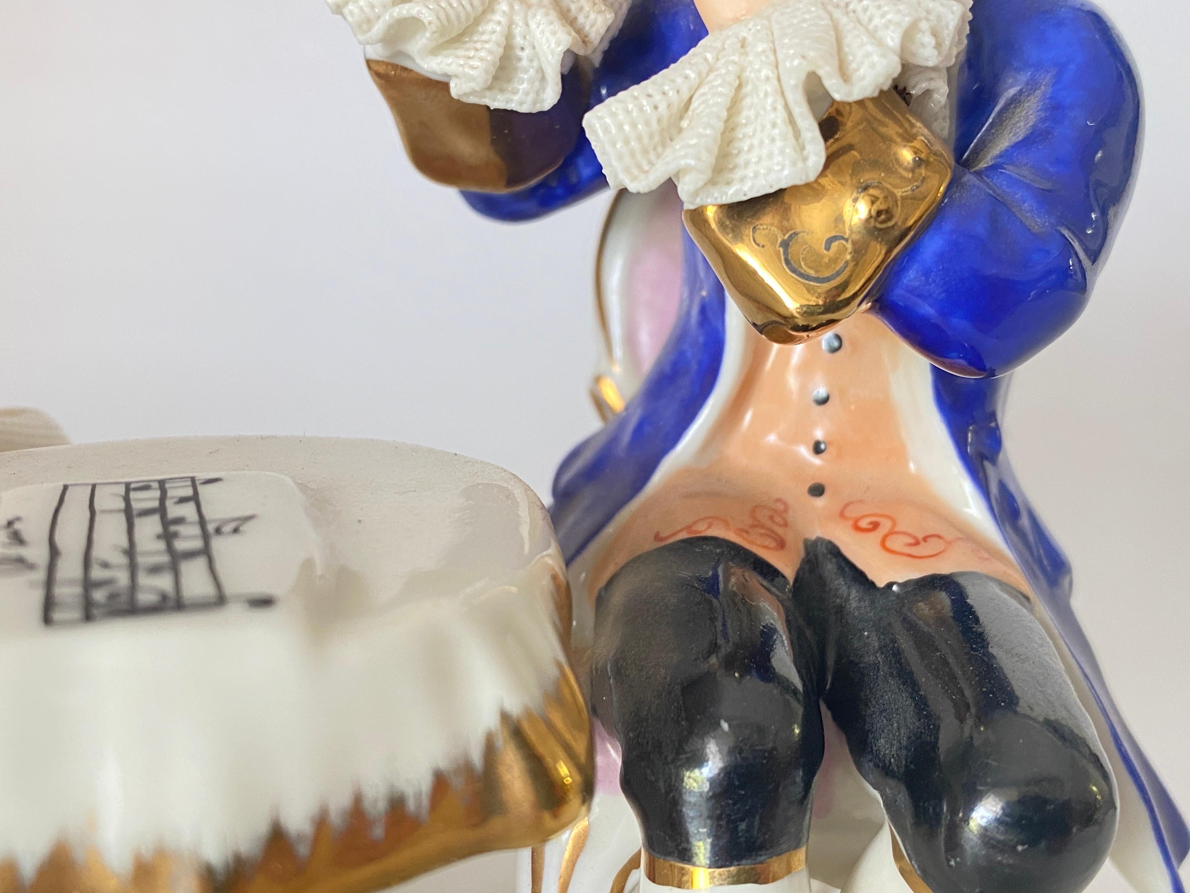 Porcelaine Groupe de figurines en porcelaine de Dresde en dentelle, deux personnes jouant aux échecs, bleu et rose en vente