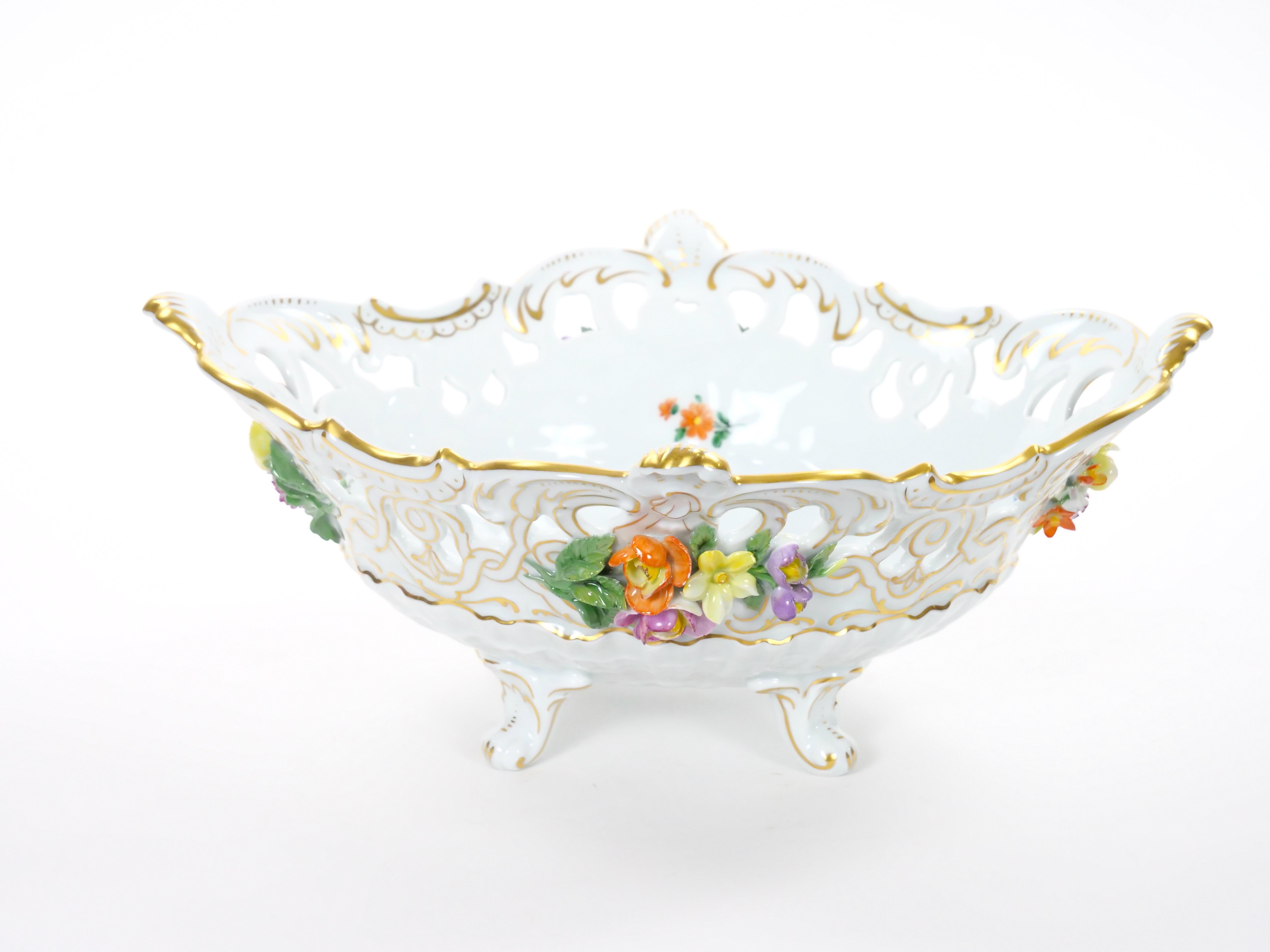 Centro de mesa reticulado de porcelana alemana de Dresden con motivos florales/acentos dorados en venta 2