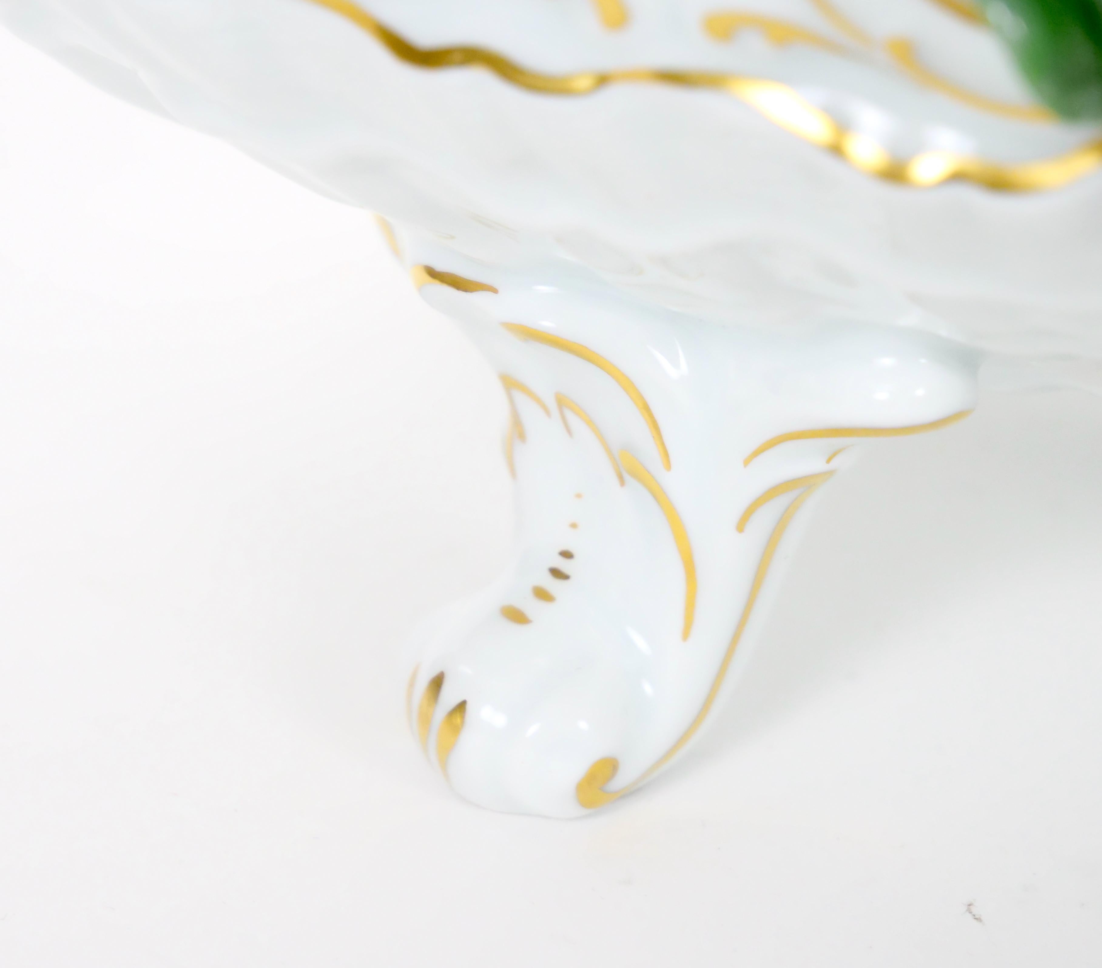 Centro de mesa reticulado de porcelana alemana de Dresden con motivos florales/acentos dorados en venta 3