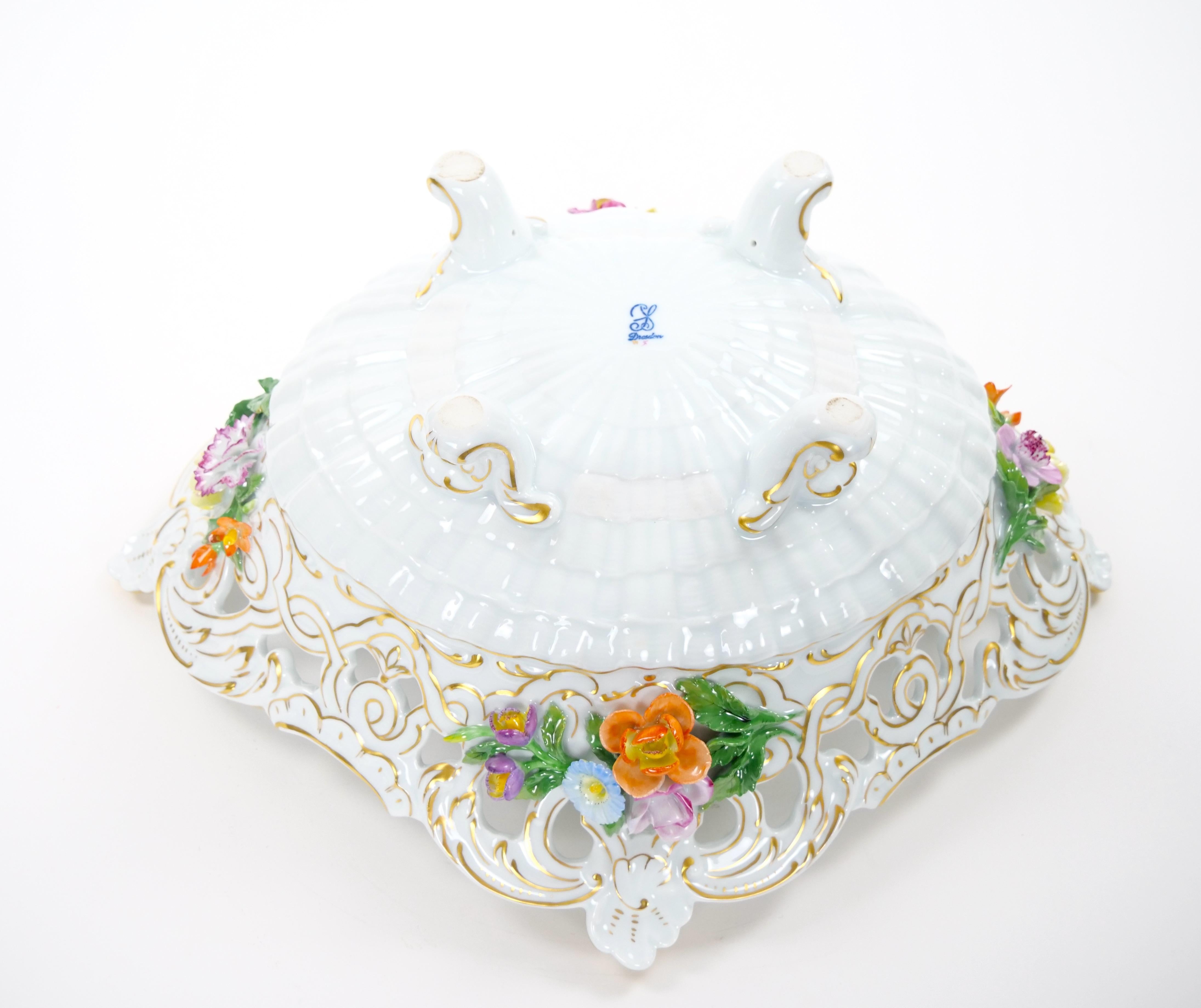 Centro de mesa reticulado de porcelana alemana de Dresden con motivos florales/acentos dorados en venta 4