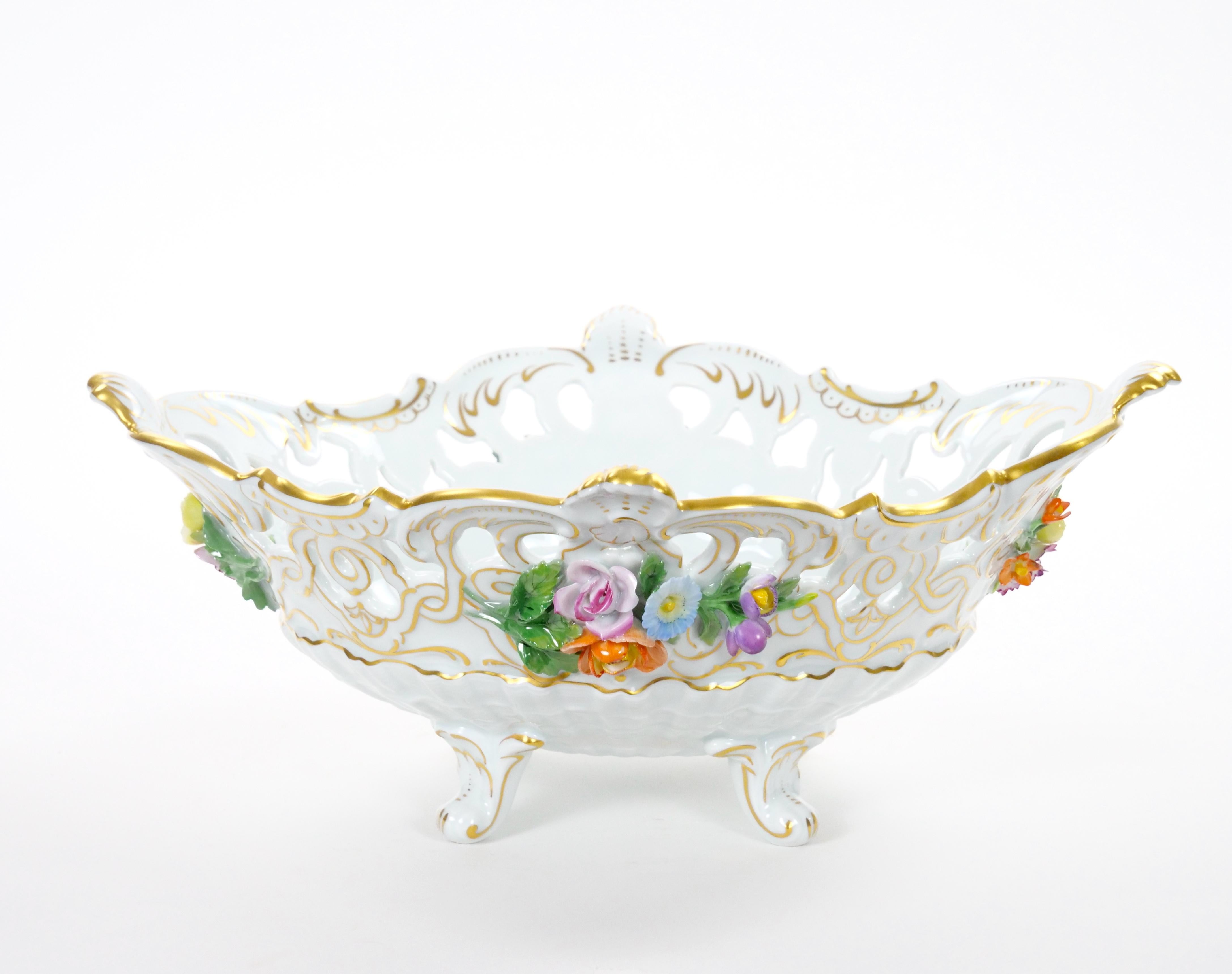 Centro de mesa reticulado de porcelana alemana de Dresden con motivos florales/acentos dorados en venta 6