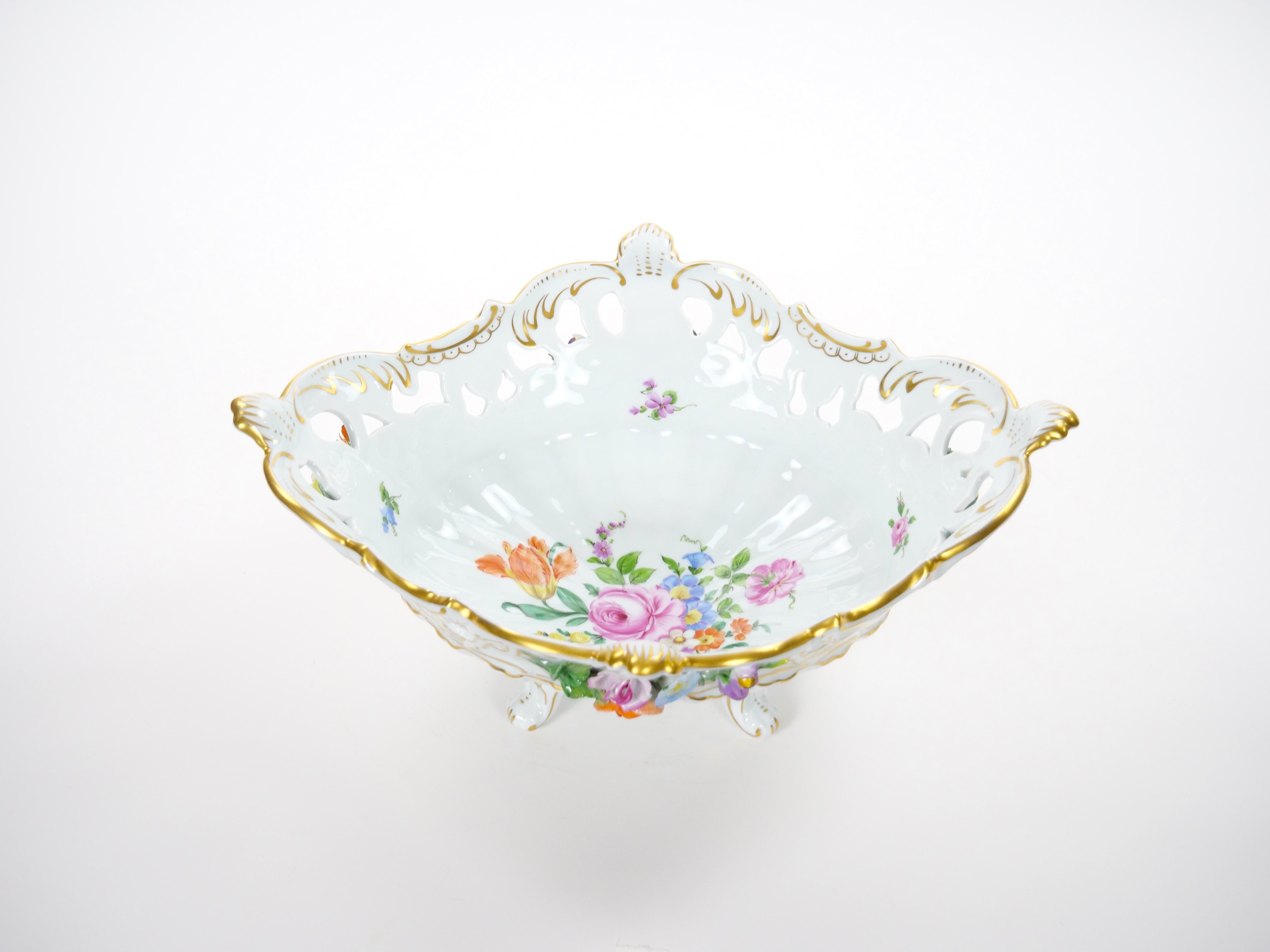 Este centro de mesa reticulado de mediados del siglo XX, exquisito ejemplo de la artesanía de la porcelana fina alemana, fue creado por la apreciada Dresden Porcelain Company. Elegante y rica en detalles, muestra el refinado arte por el que Dresde