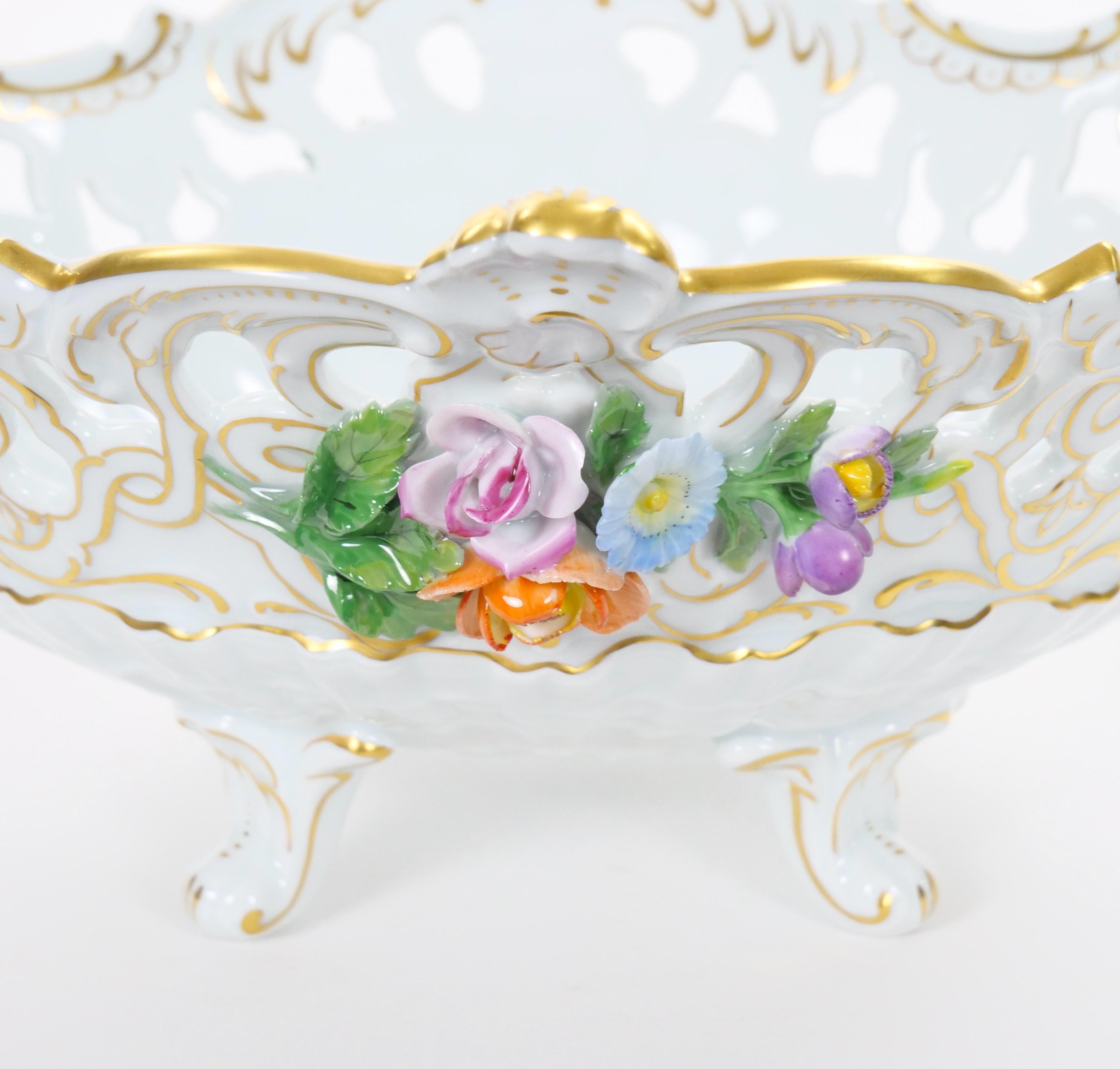 Centro de mesa reticulado de porcelana alemana de Dresden con motivos florales/acentos dorados Alemán en venta
