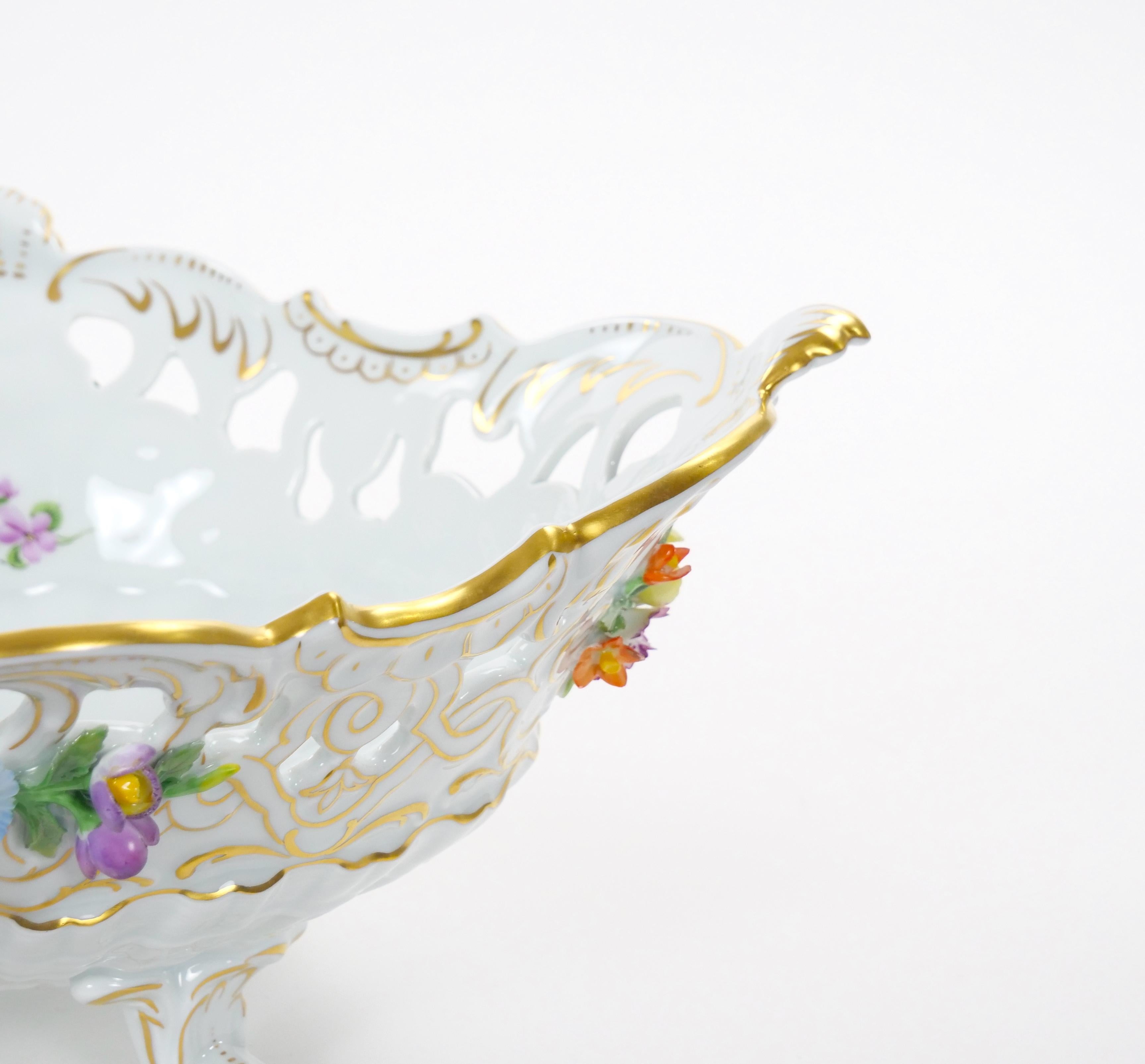 Centro de mesa reticulado de porcelana alemana de Dresden con motivos florales/acentos dorados Dorado en venta