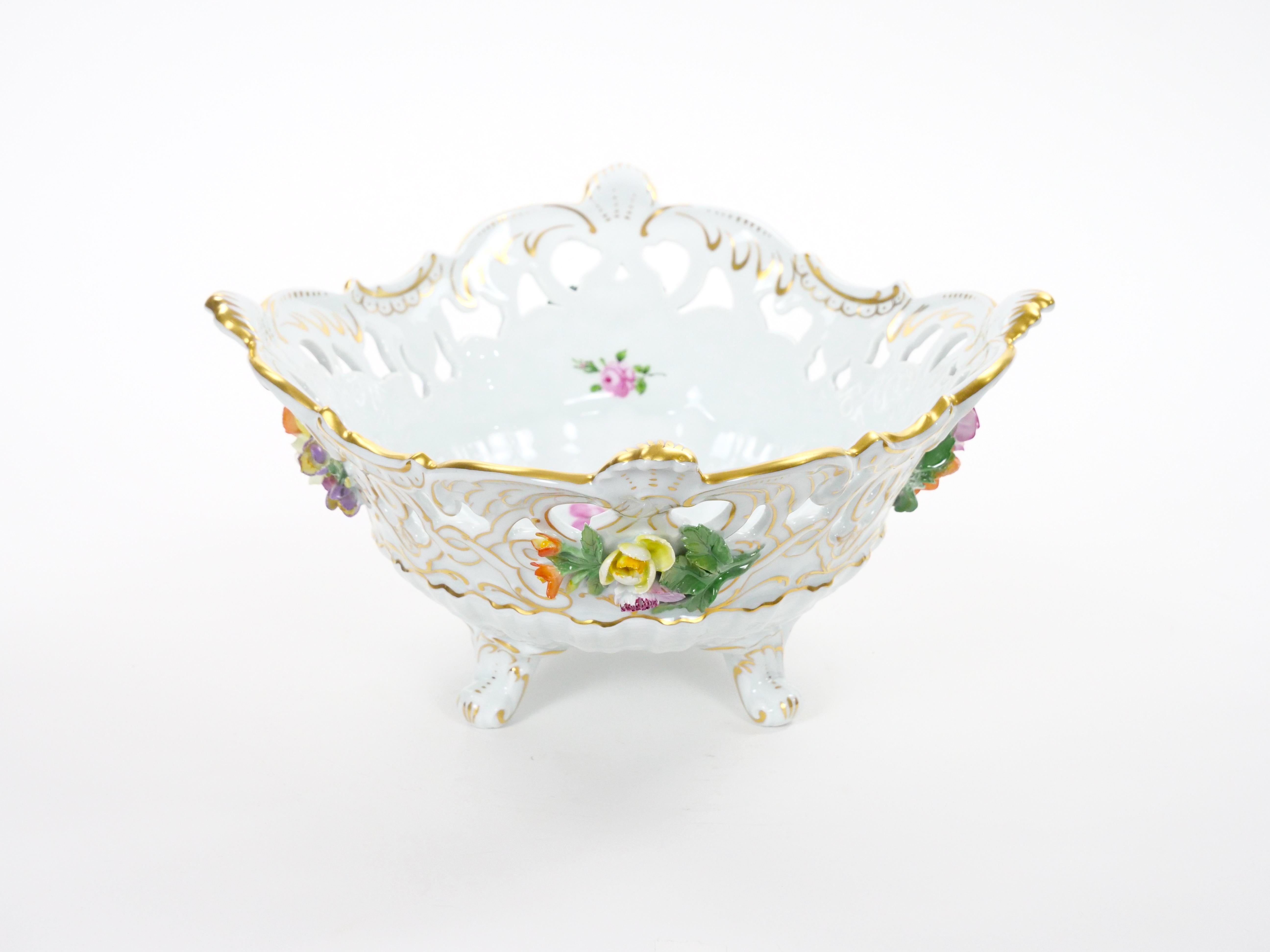 Centro de mesa reticulado de porcelana alemana de Dresden con motivos florales/acentos dorados siglo XX en venta