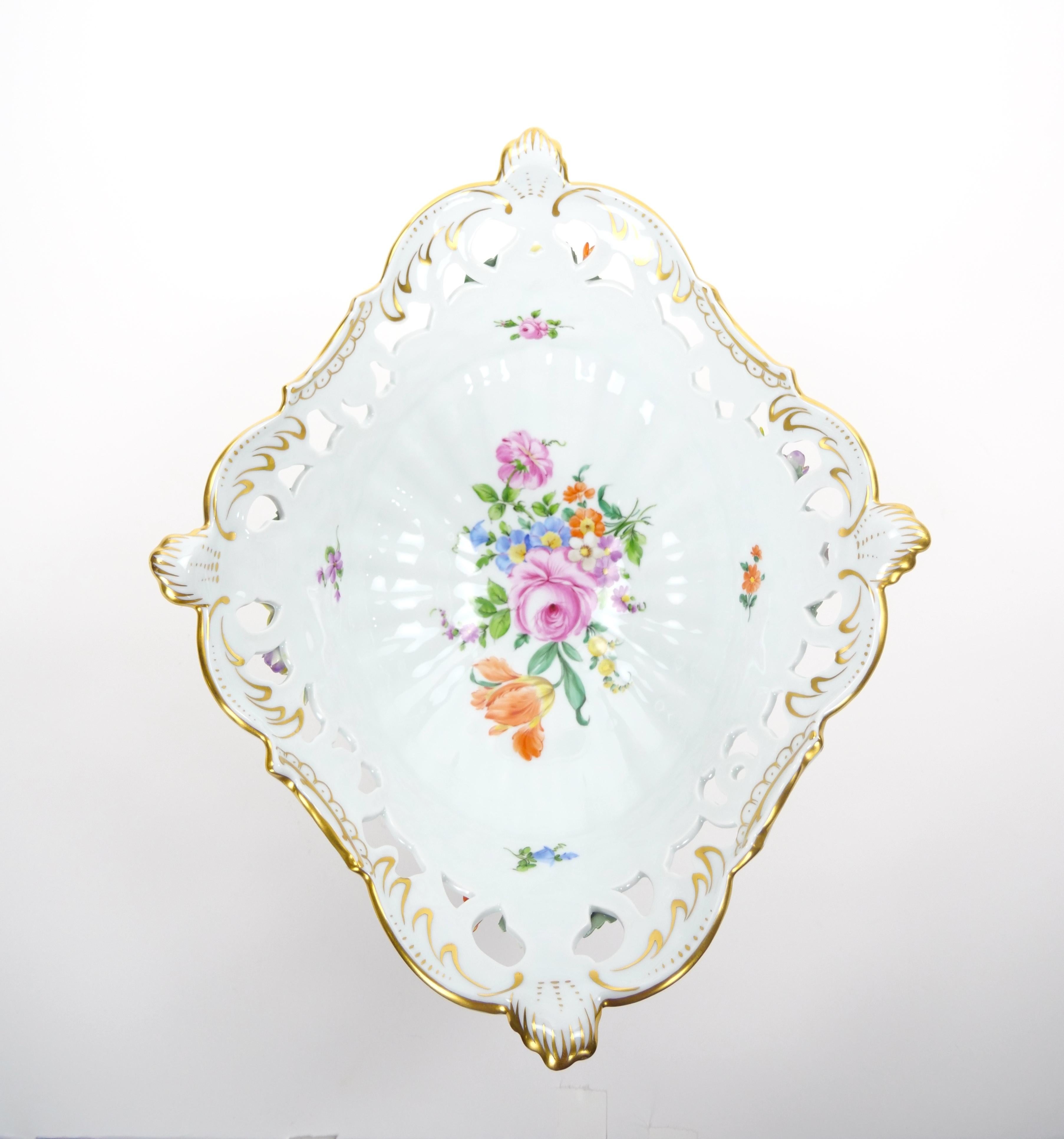 Centro de mesa reticulado de porcelana alemana de Dresden con motivos florales/acentos dorados Oro en venta