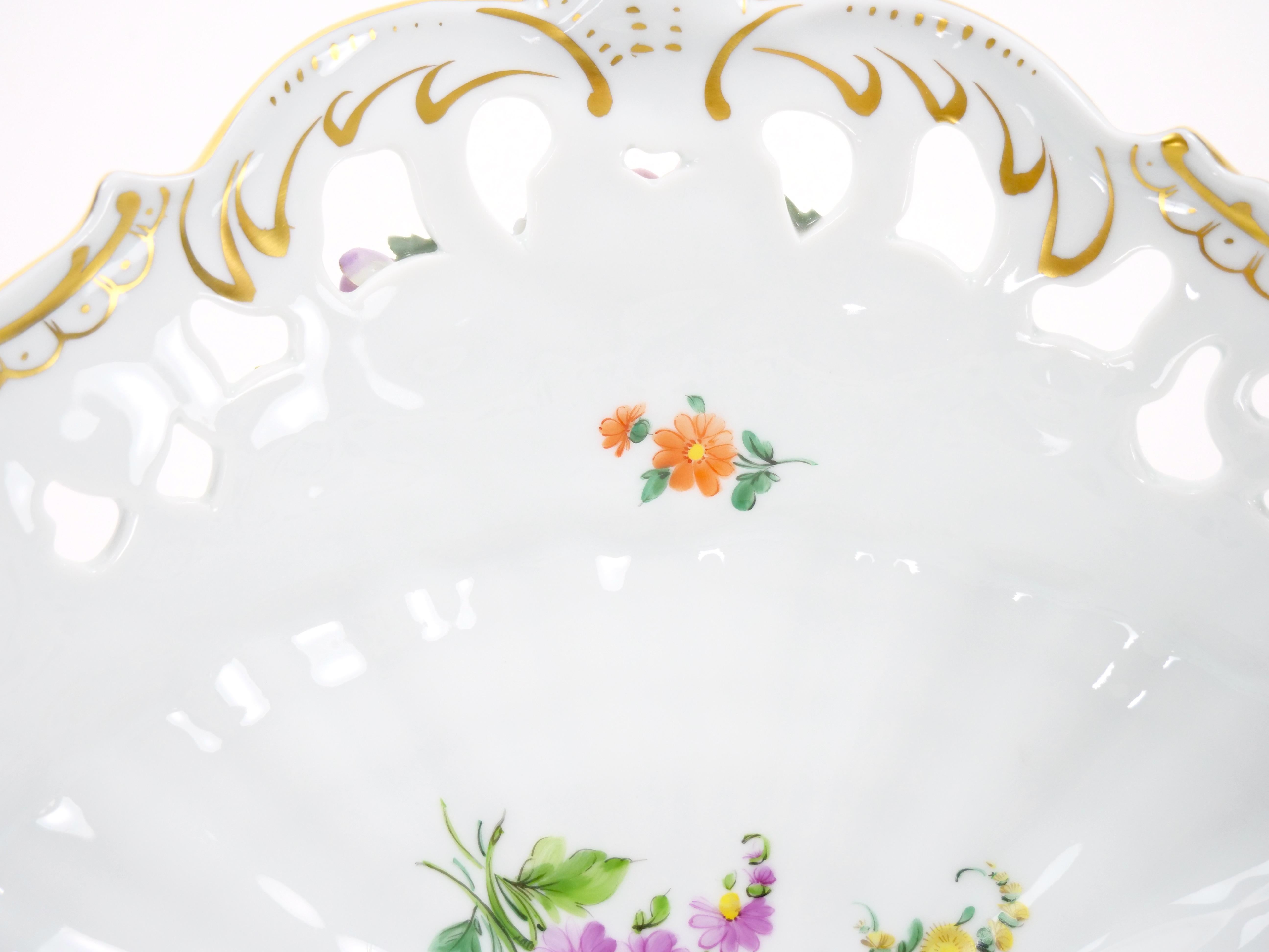 Centro de mesa reticulado de porcelana alemana de Dresden con motivos florales/acentos dorados en venta 1