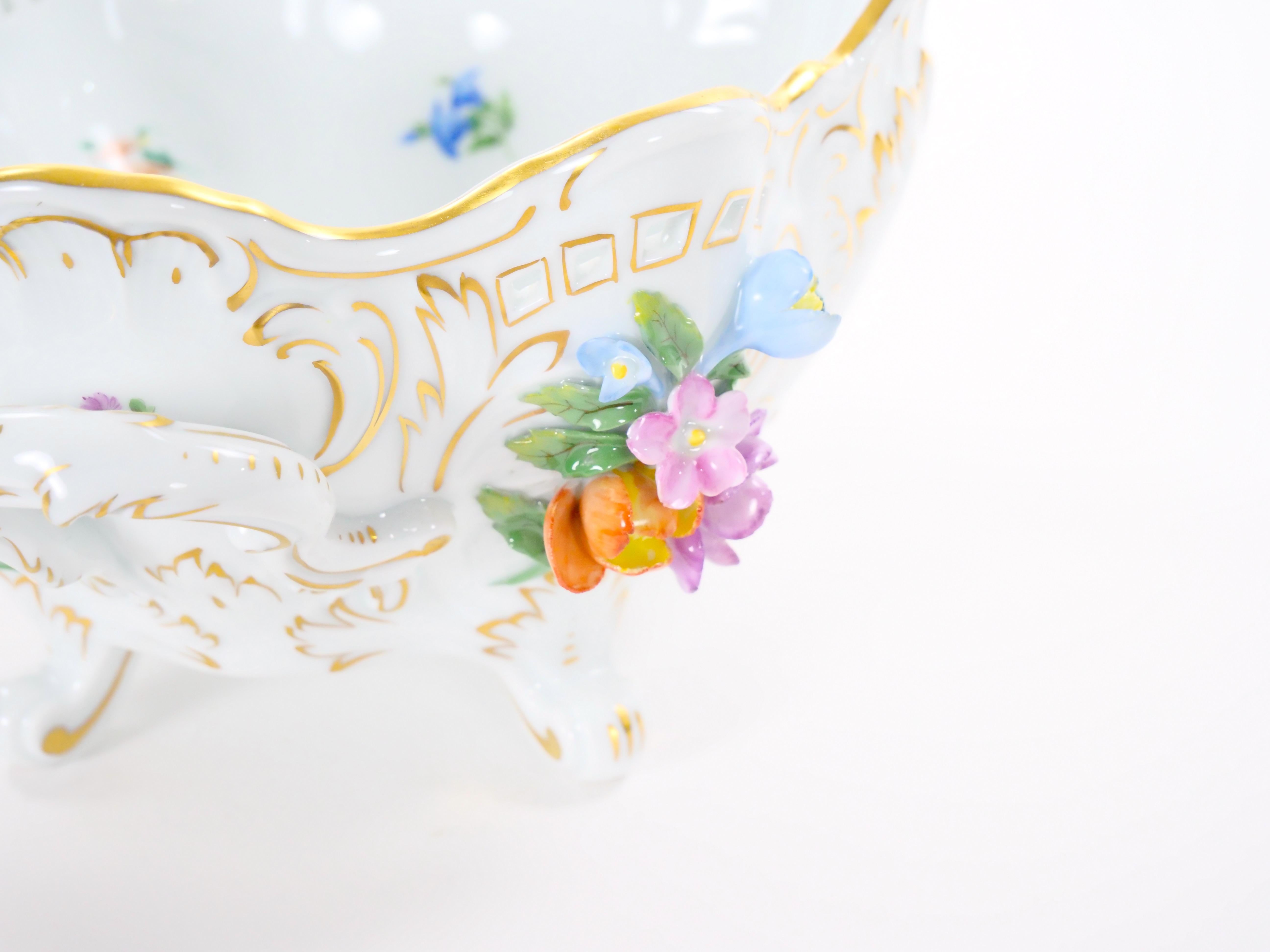 Cuenco con pie reticulado de porcelana alemana de Dresde con motivos florales/acentos dorados en venta 3