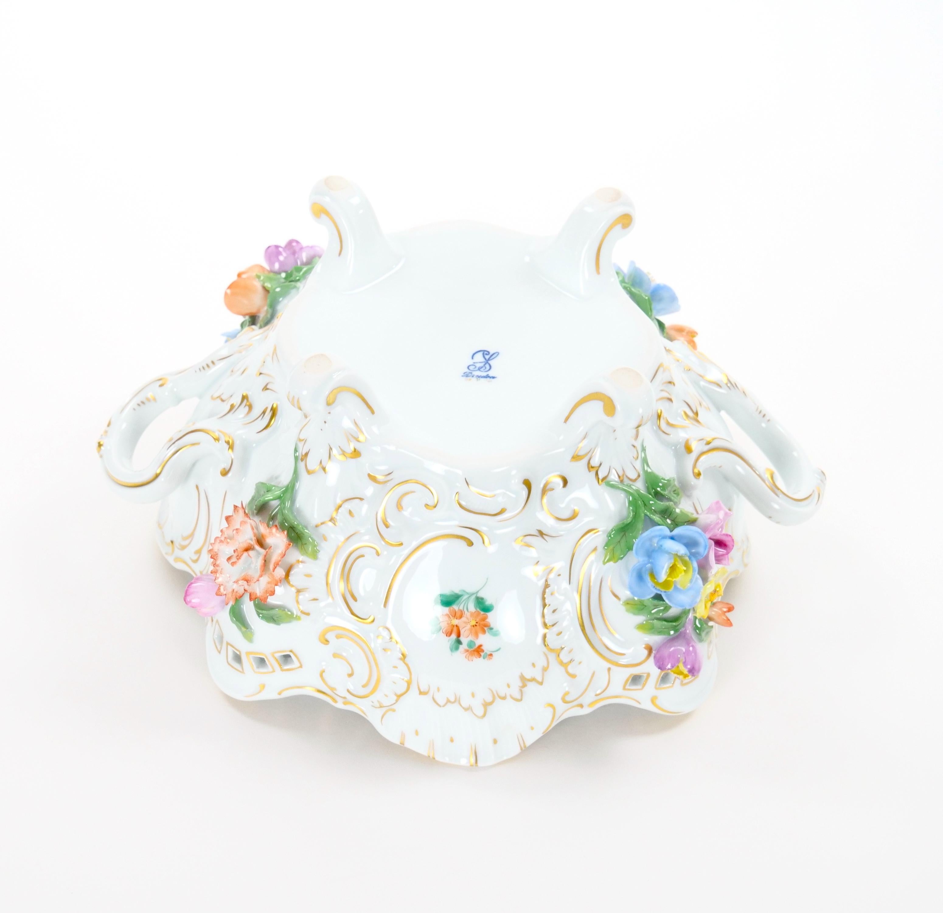 Cuenco con pie reticulado de porcelana alemana de Dresde con motivos florales/acentos dorados en venta 4