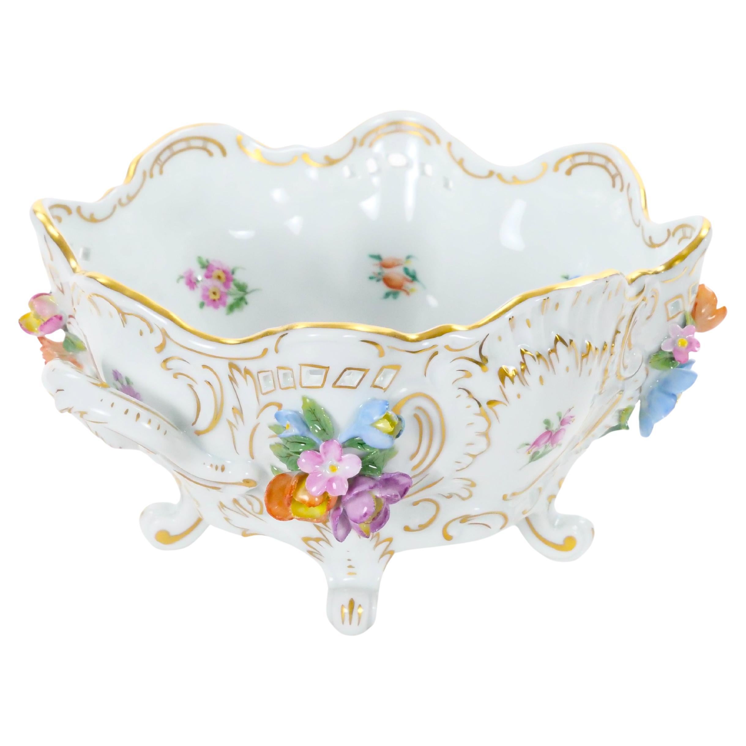 Cuenco con pie reticulado de porcelana alemana de Dresde con motivos florales/acentos dorados en venta 5