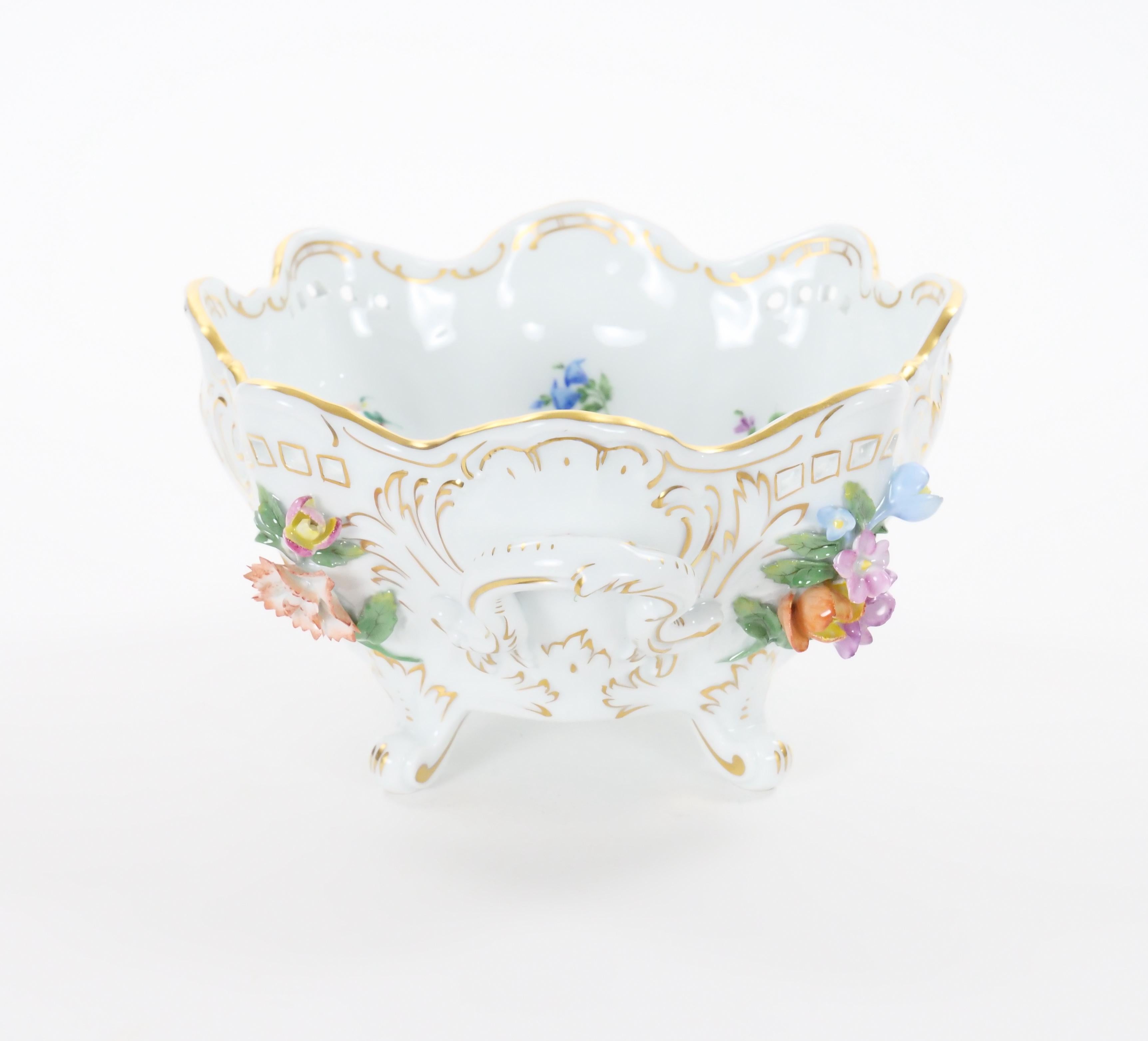 Cuenco con pie reticulado de porcelana alemana de Dresde con motivos florales/acentos dorados Alemán en venta