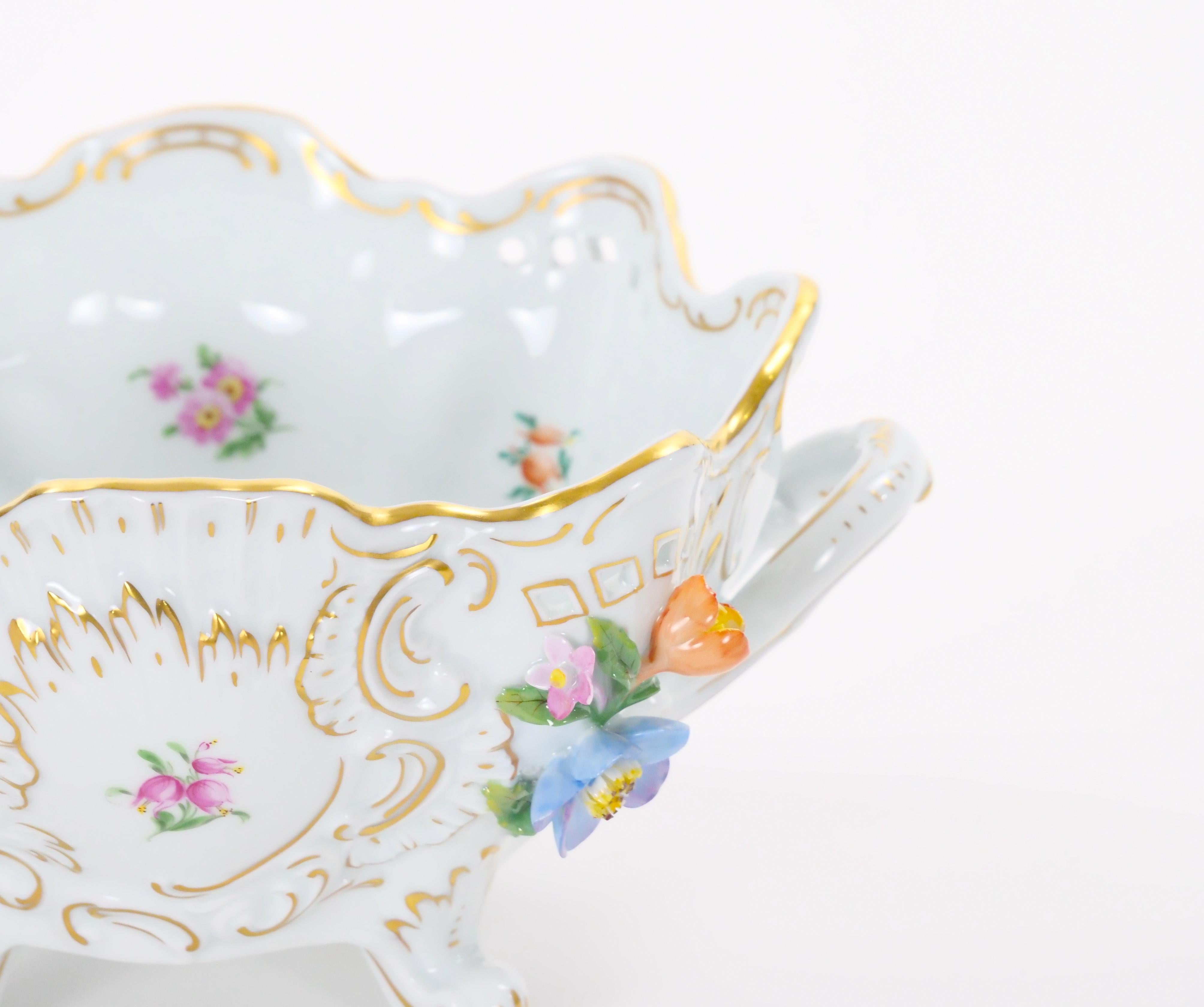 Cuenco con pie reticulado de porcelana alemana de Dresde con motivos florales/acentos dorados Dorado en venta