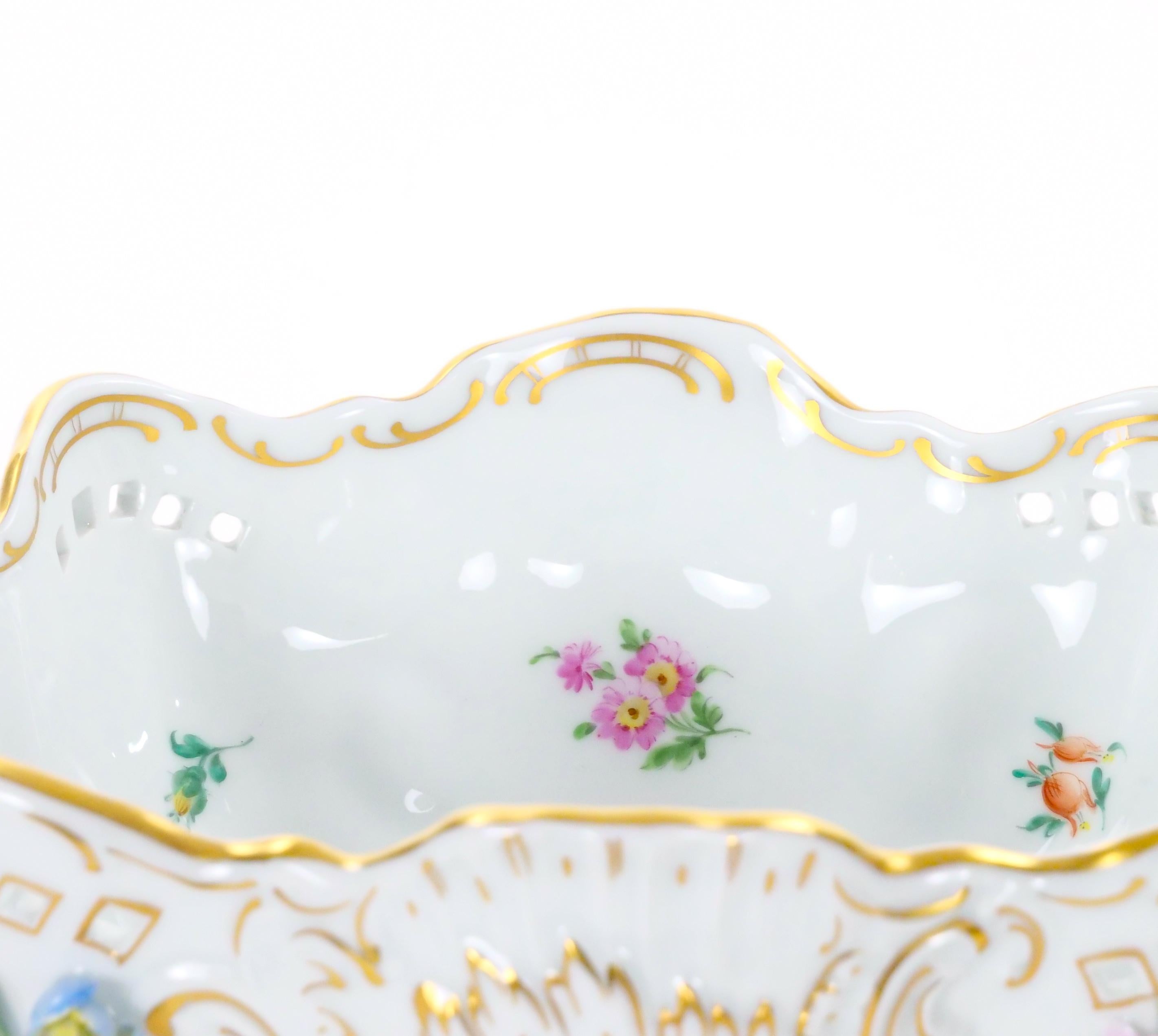 Cuenco con pie reticulado de porcelana alemana de Dresde con motivos florales/acentos dorados en Bueno estado para la venta en Tarry Town, NY