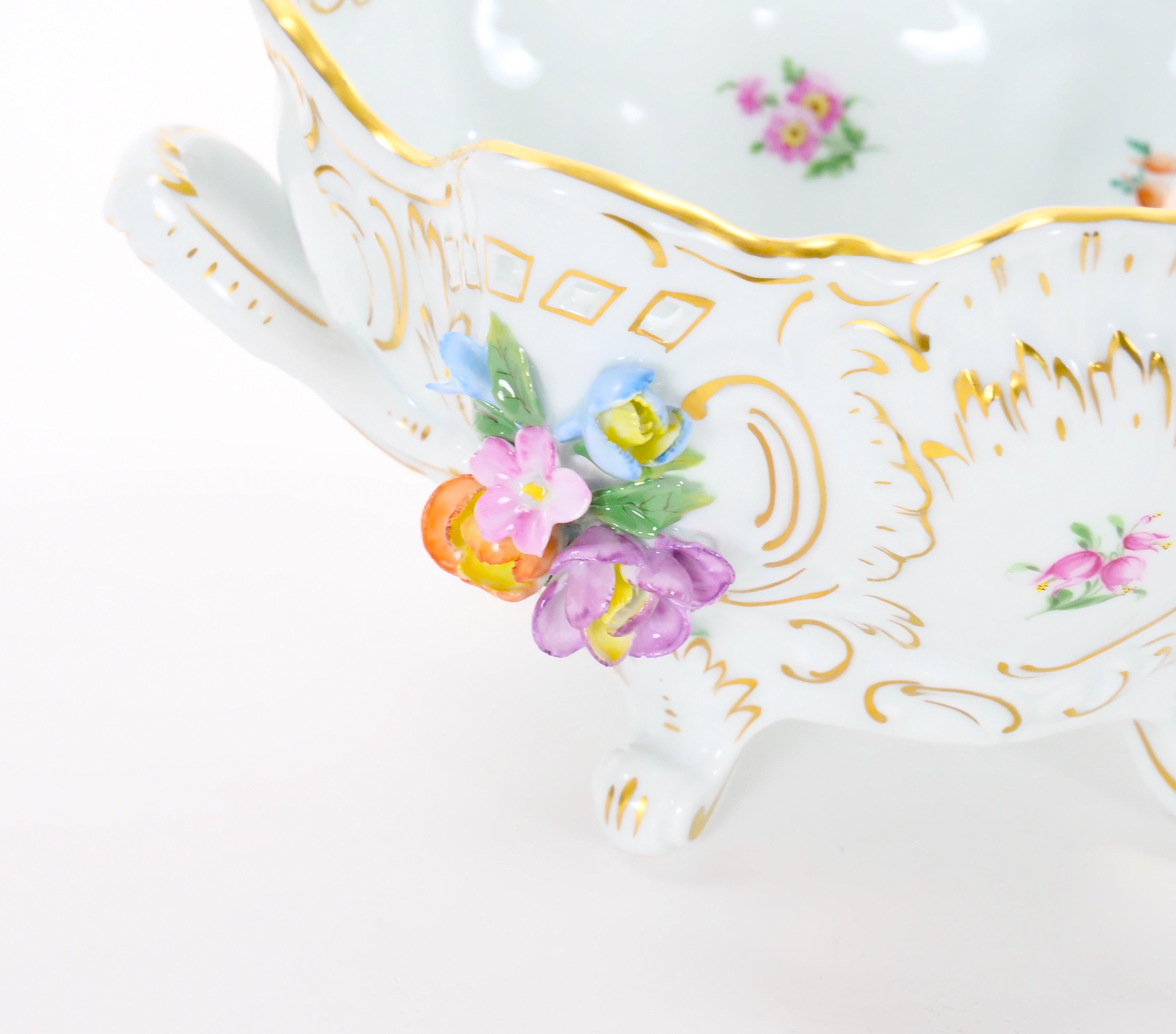 Cuenco con pie reticulado de porcelana alemana de Dresde con motivos florales/acentos dorados siglo XX en venta