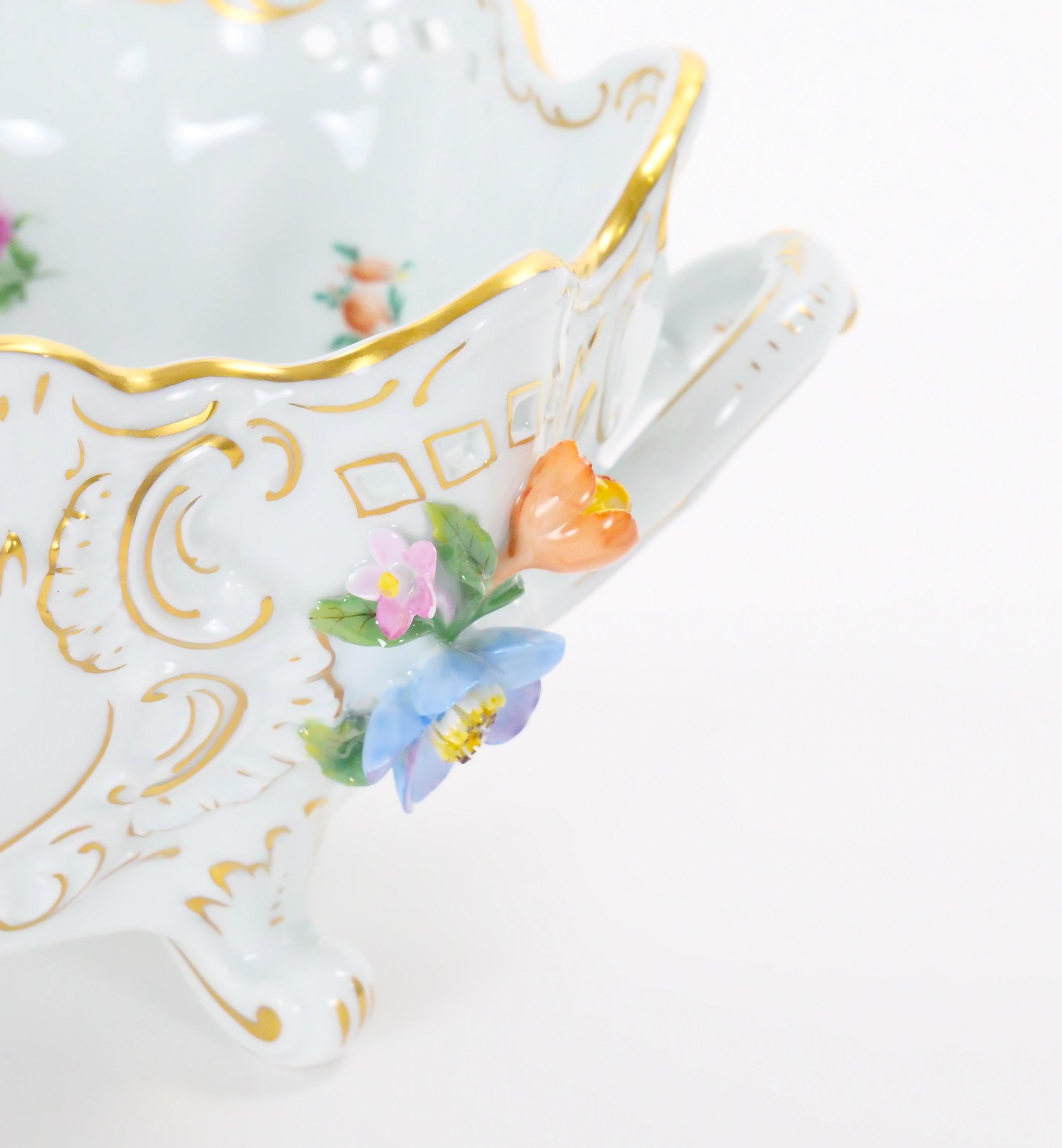 Cuenco con pie reticulado de porcelana alemana de Dresde con motivos florales/acentos dorados Oro en venta