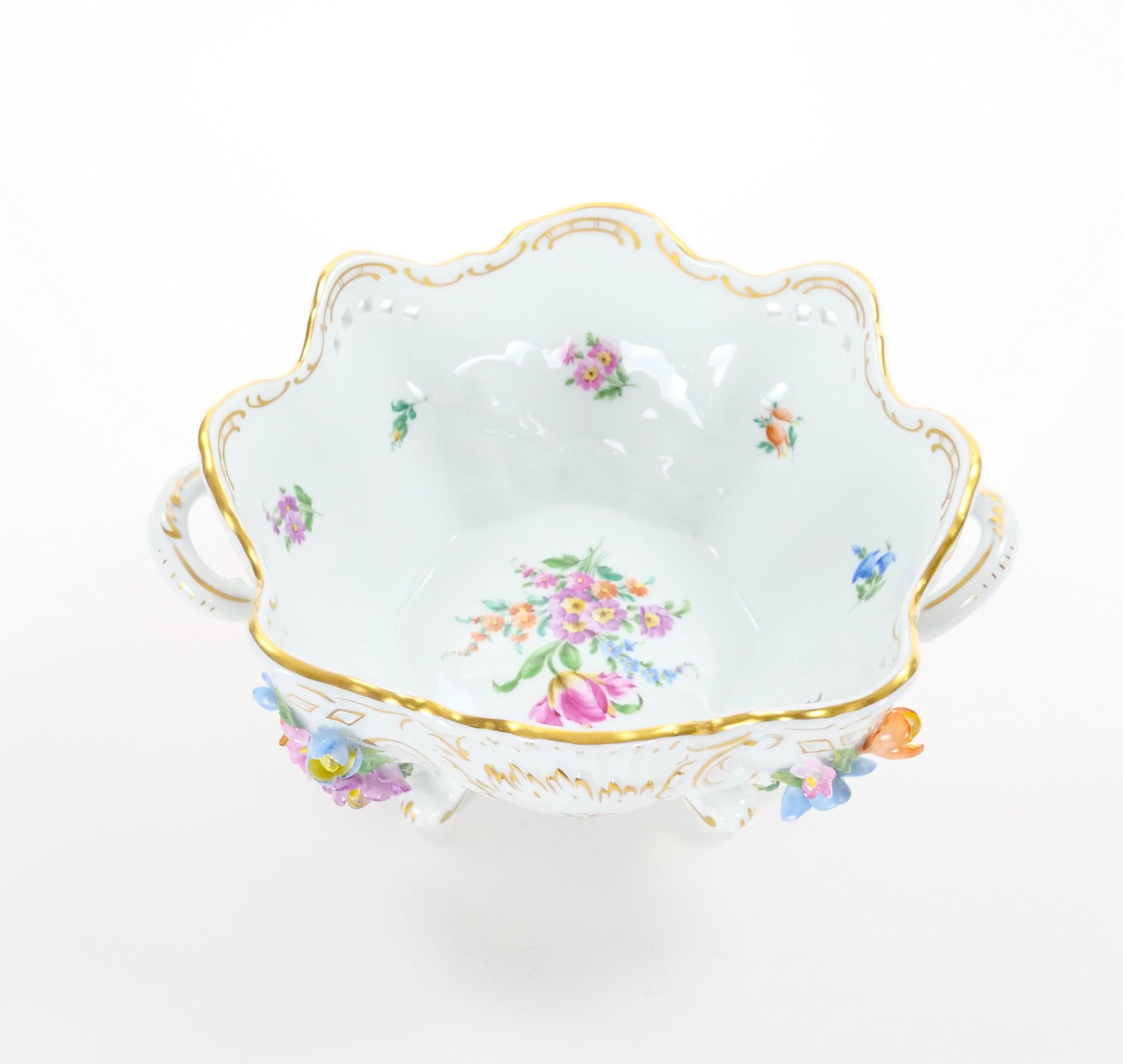 Cuenco con pie reticulado de porcelana alemana de Dresde con motivos florales/acentos dorados en venta 1