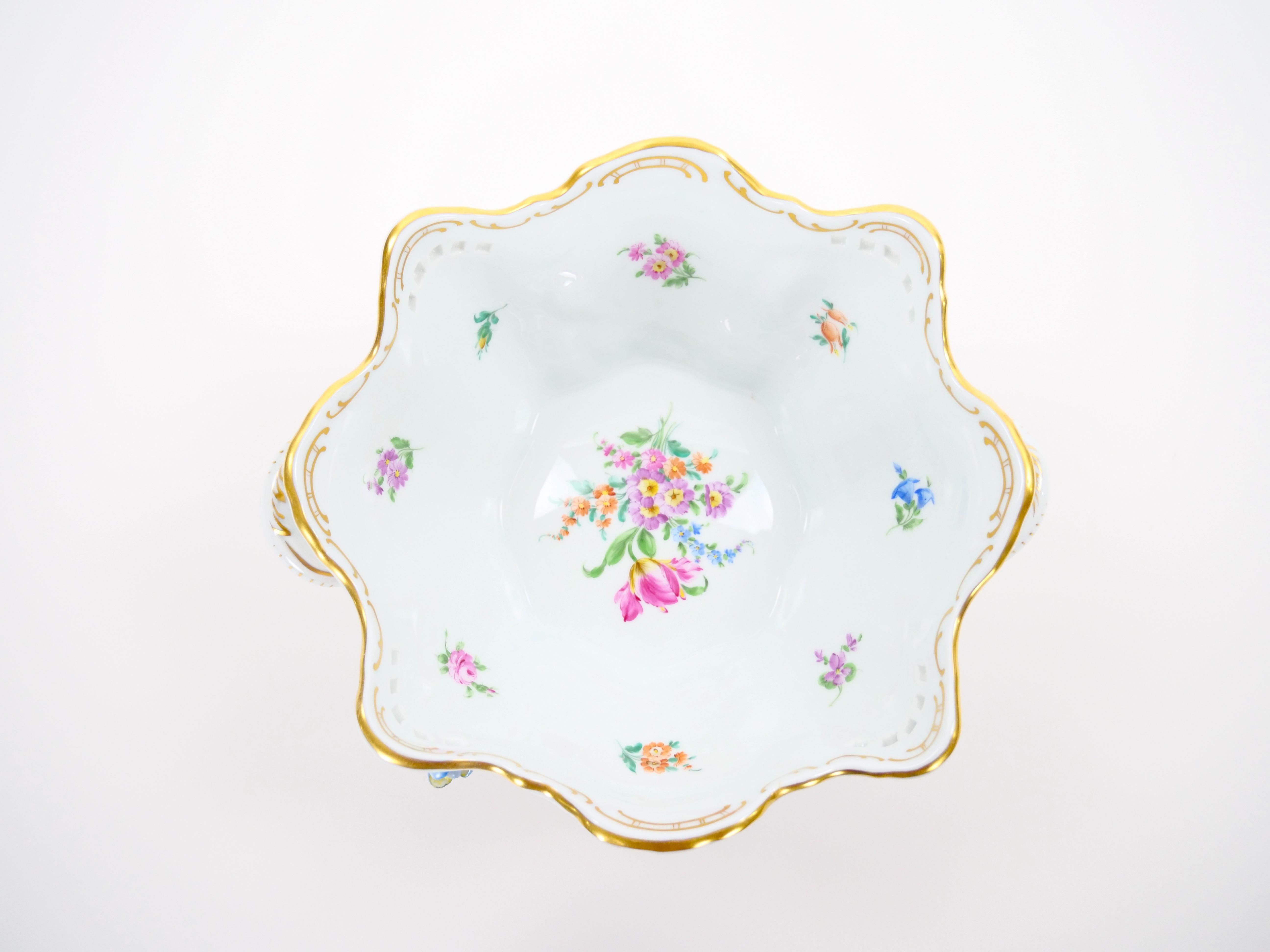 Cuenco con pie reticulado de porcelana alemana de Dresde con motivos florales/acentos dorados en venta 2