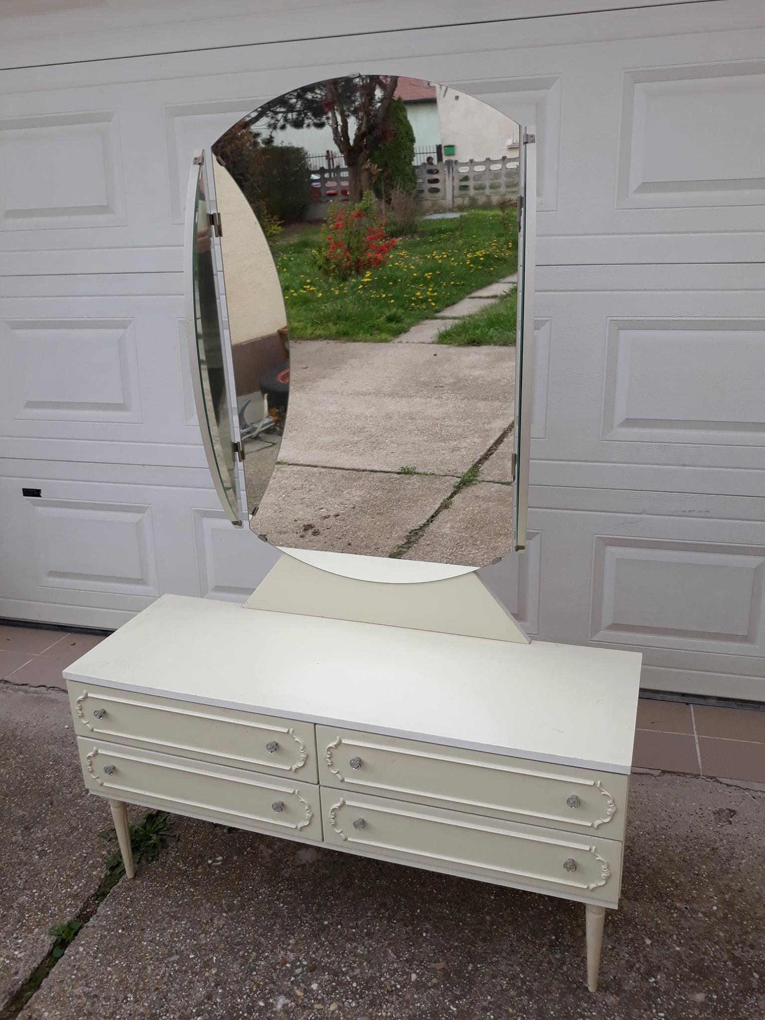 German dressing table, 1950s.
Beautiful dressing table from the 1950s
Size: 110 x 39 x 160 H
Mirror size: Q 1 m.