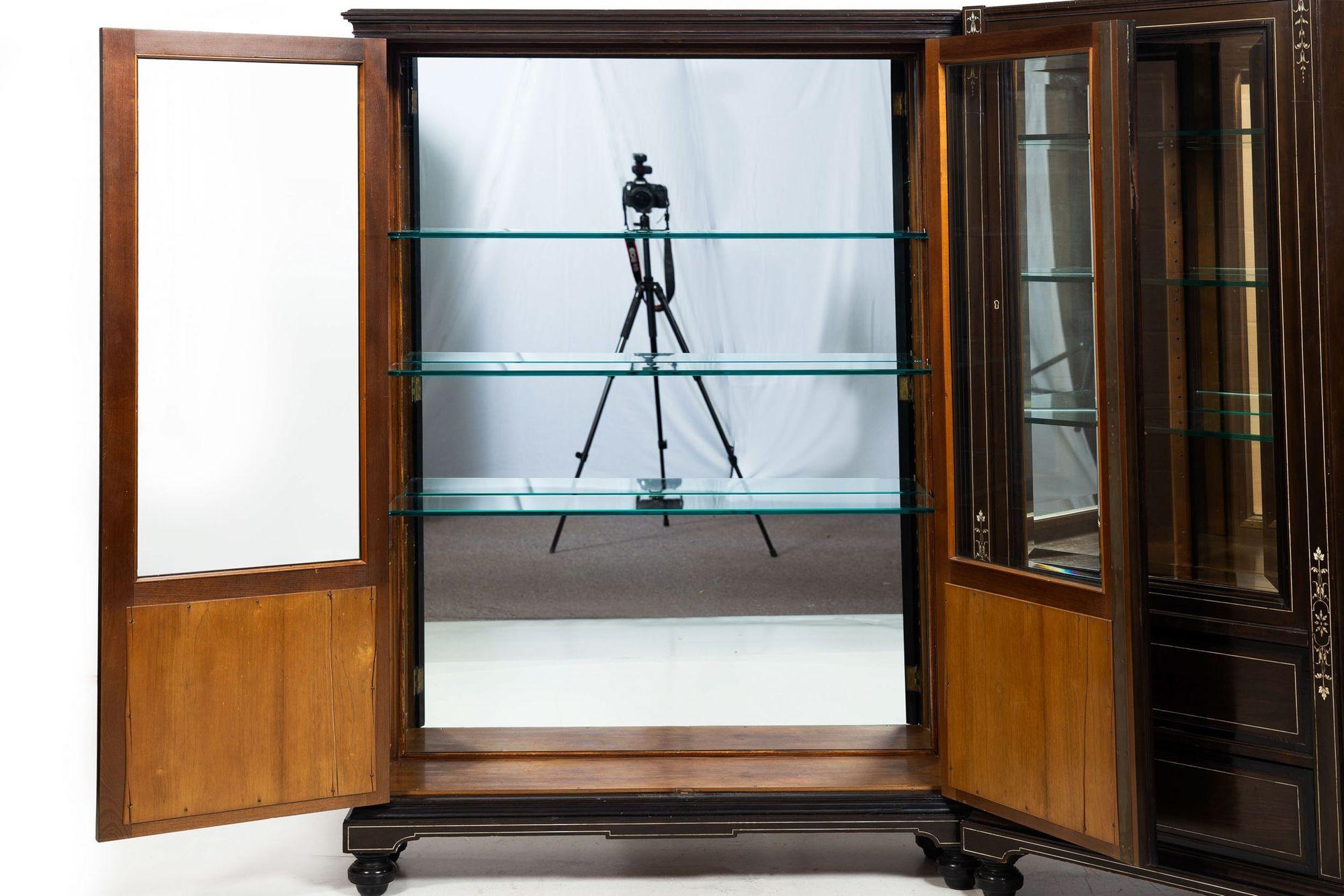 German Edwardian Ebony and Inlaid Two-Part Corner Display Cabinet circa 1900 For Sale 2