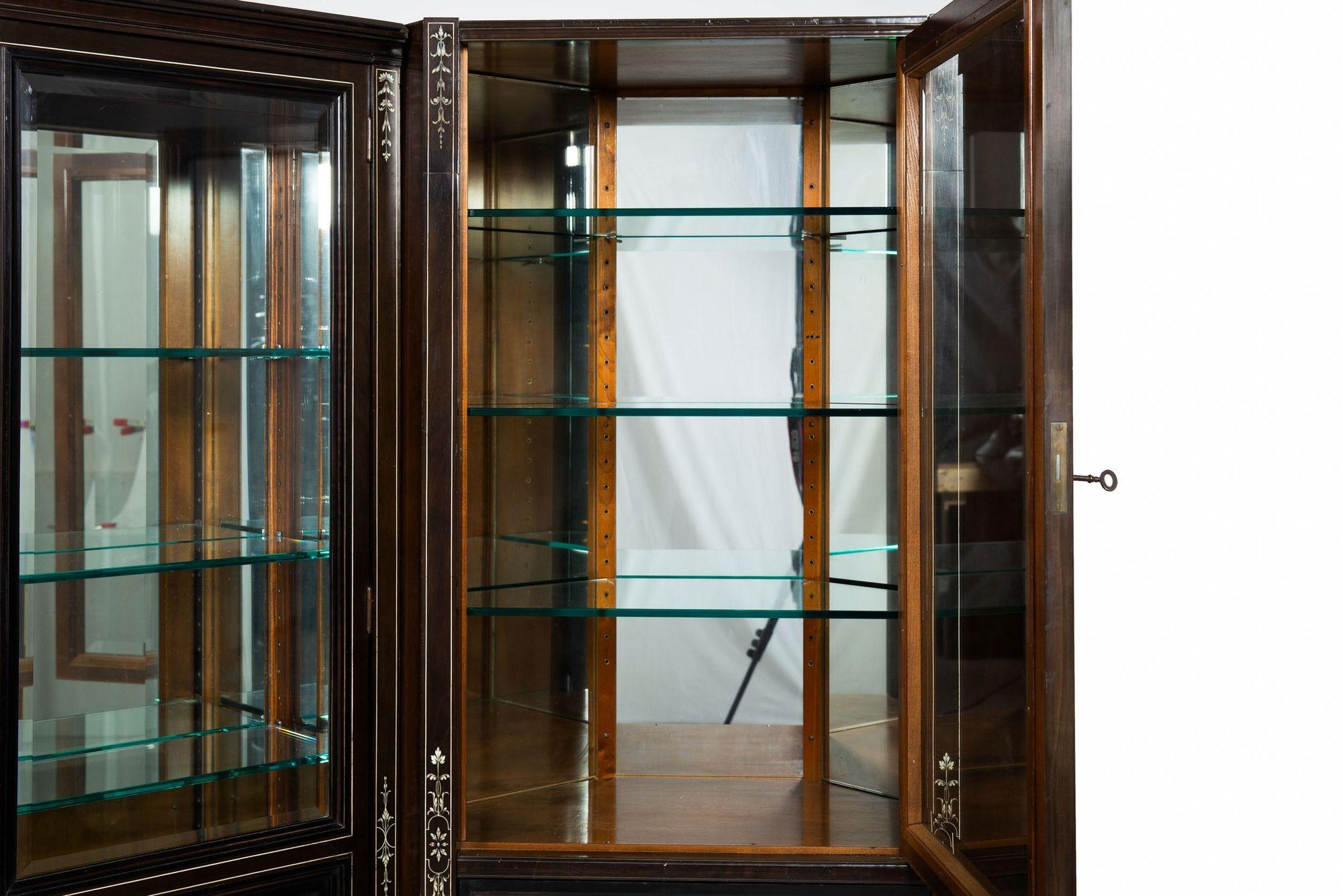 German Edwardian Ebony and Inlaid Two-Part Corner Display Cabinet circa 1900 For Sale 3