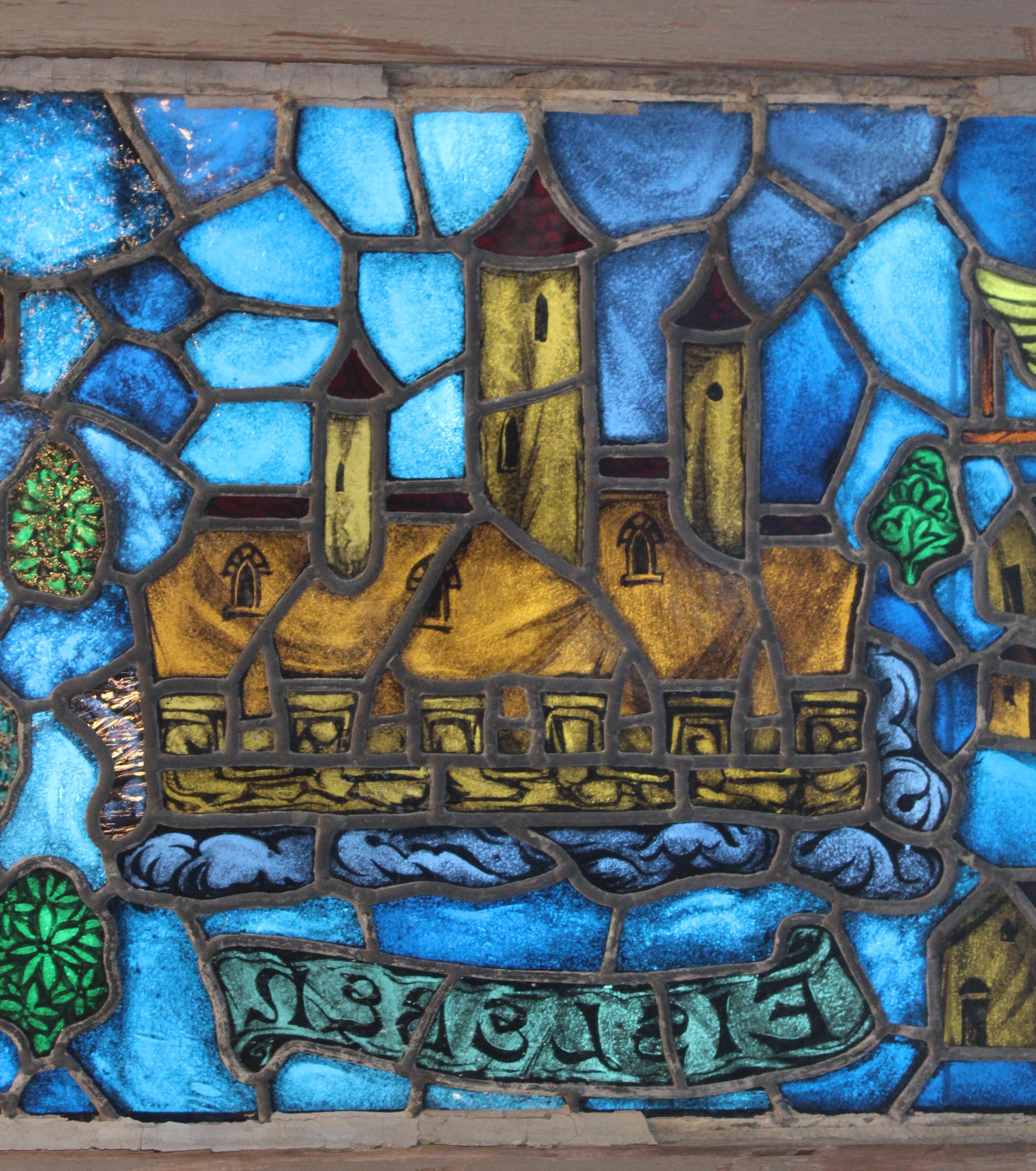 Antica vetrata della chiesa con la città tedesca di Eisleben. Colorazione profonda in ogni pannello di vetro. Questa finestra è una dedica alla vita del riformatore protestante Martin Luther (1483-1546).
Attualmente è alloggiato in una cornice di