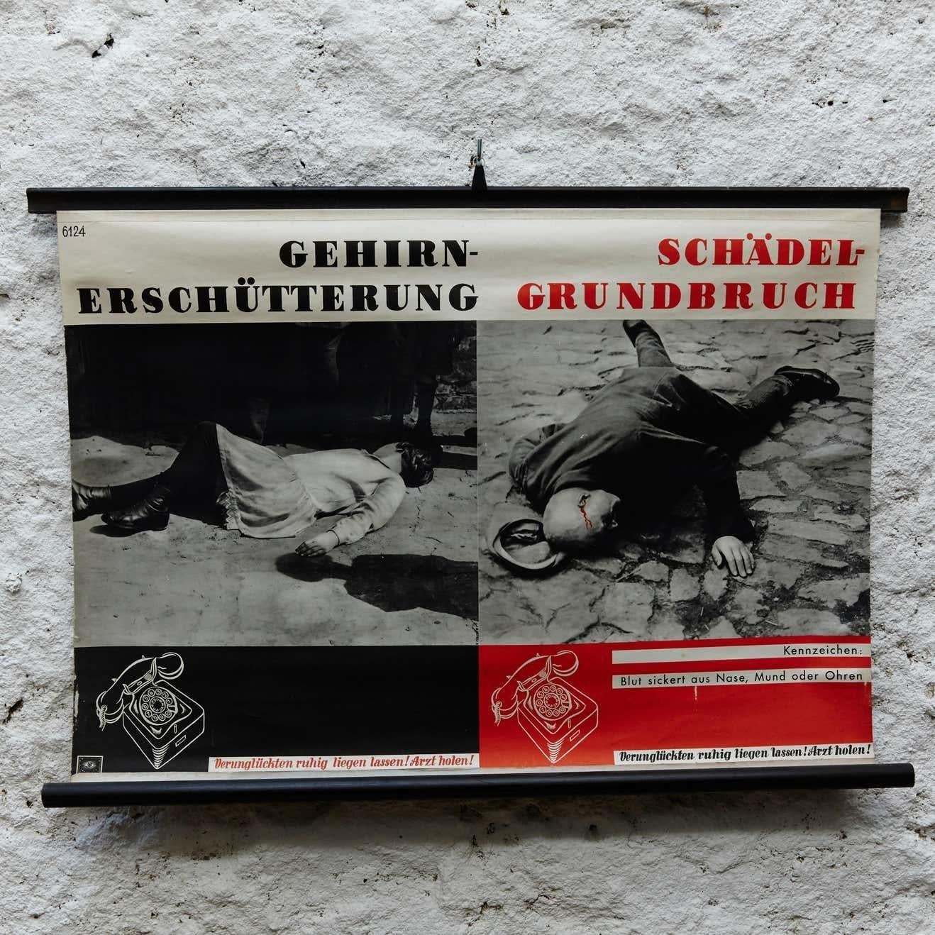 Poster delle emergenze tedesche, circa 1960.    Minimalista.    In condizioni originali, conserva una bella patina.