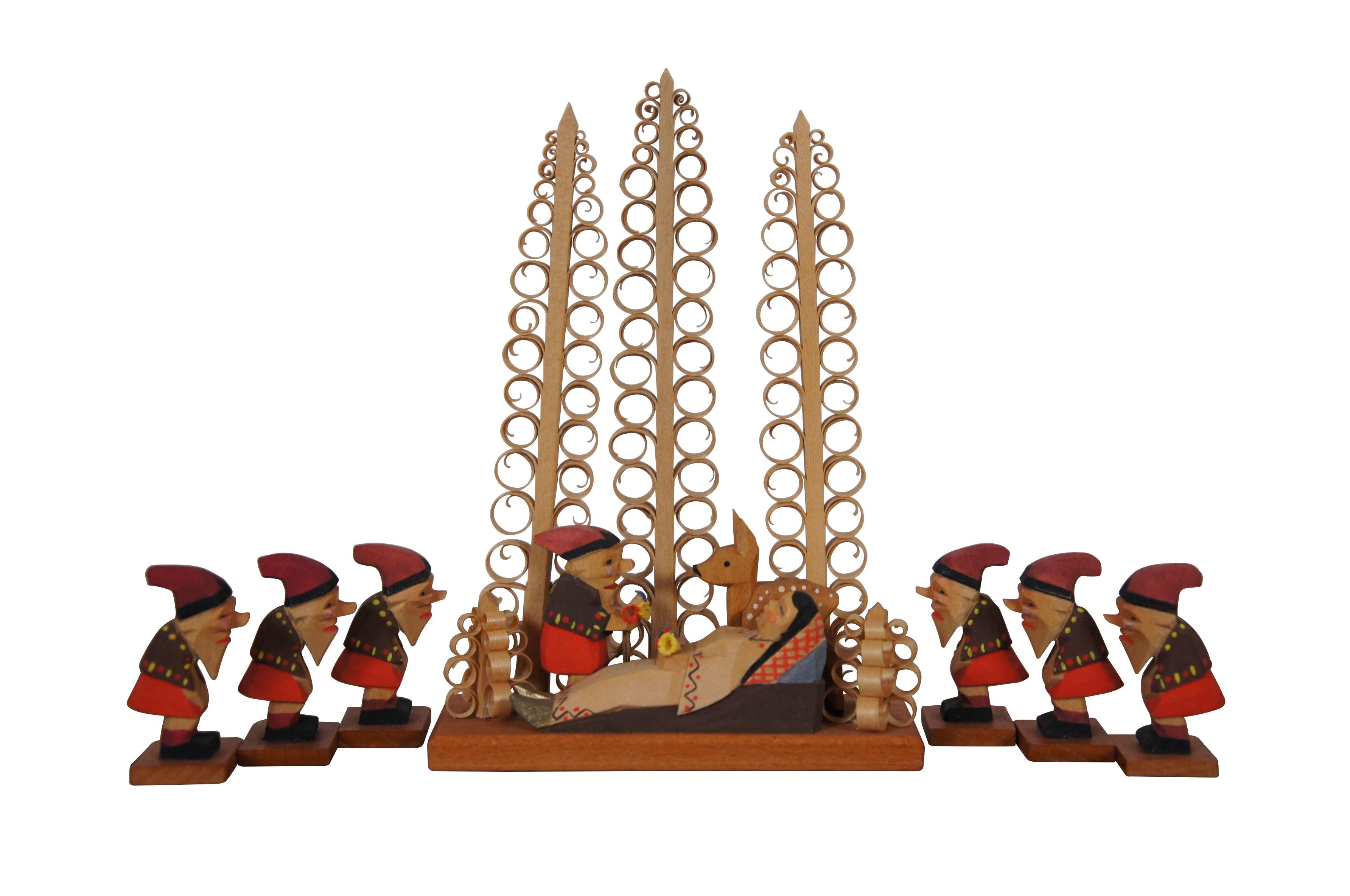 Exquisite 10-teilige Sammlung von Märchentableaus/Figuren, handgeschnitzt und bemalt von Emil Helbig. Das Set enthält: Schneewittchen und die sieben Zwerge, Aschenputtel und ihr Prinz, Rotkäppchen und der Wolf und der gestiefelte Kater mit dem
