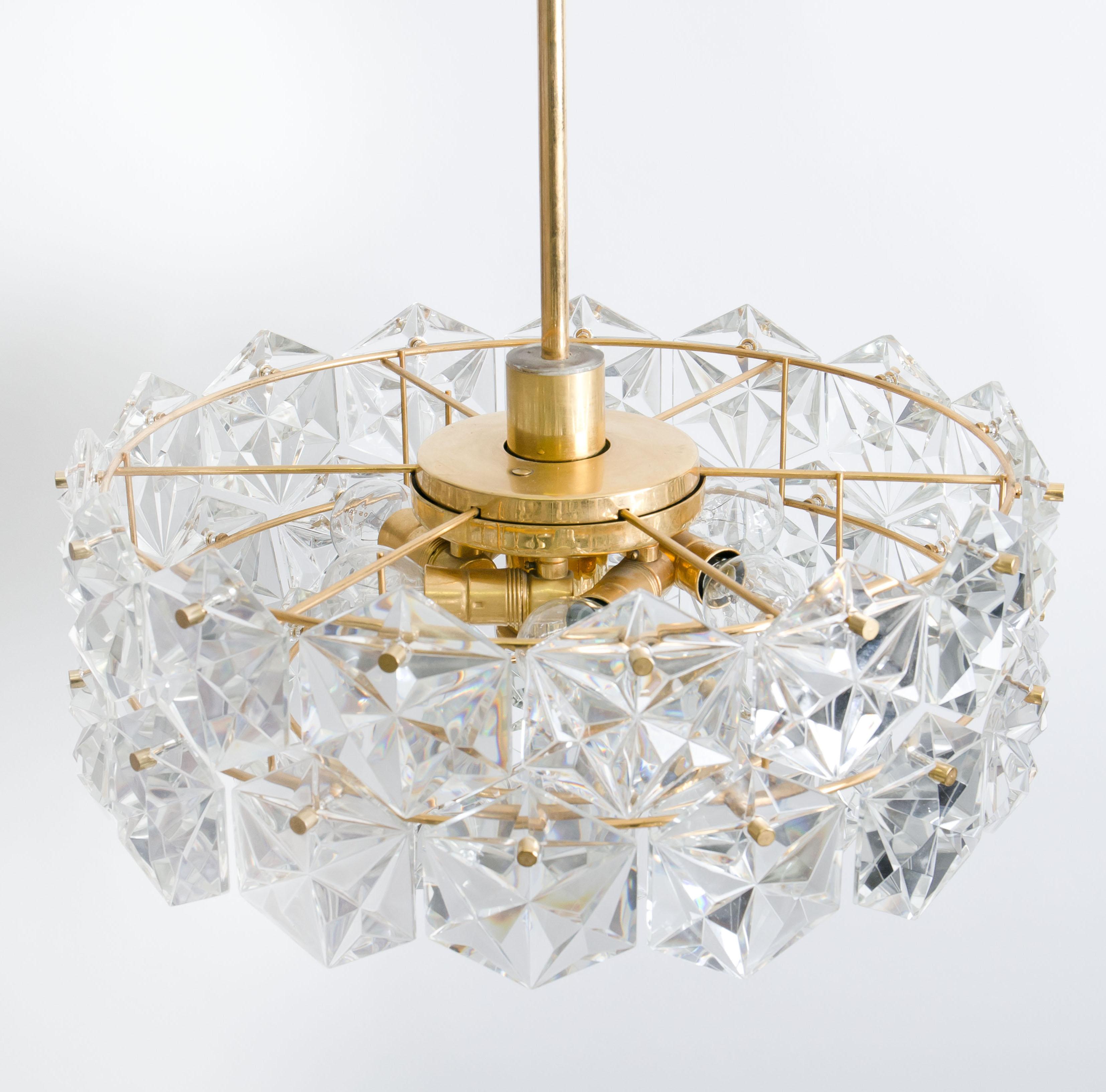 German Faceted Crystal and Gilt Metal Four-Tier Chandelier from Kinkeldey, Pair In Good Condition For Sale In Rijssen, NL