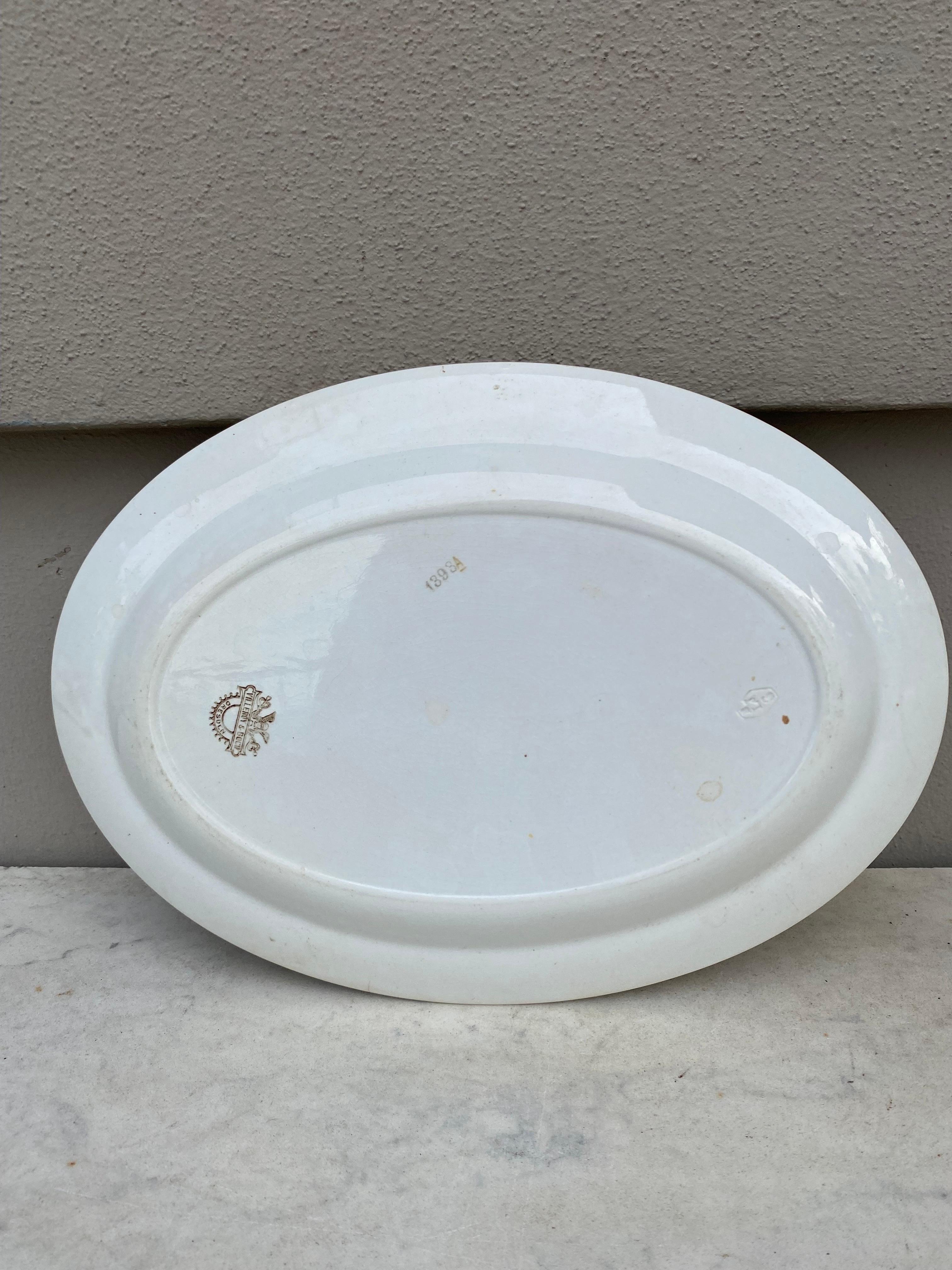 Plato ovalado de loza alemana con flores rojas Villeroy & Boch circa 1900 en Bueno estado para la venta en Austin, TX
