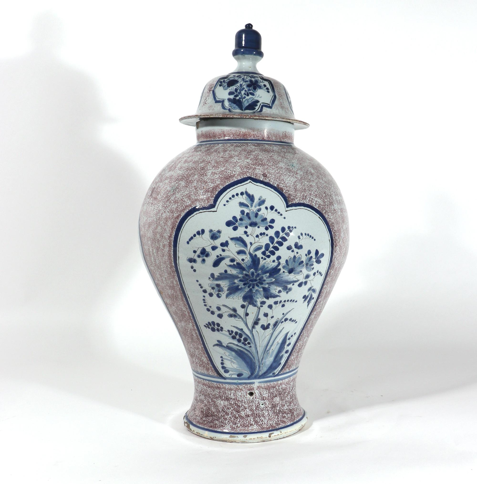Große deutsche Vase und Deckel aus gebürsteter deutscher Fayence in Mangan, Mangan und Blau (Georgian) im Angebot