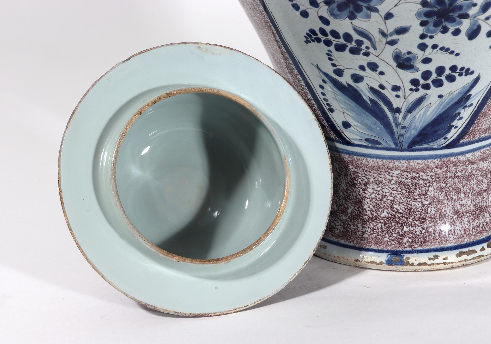 Große deutsche Vase und Deckel aus gebürsteter deutscher Fayence in Mangan, Mangan und Blau (Delfter Blau) im Angebot
