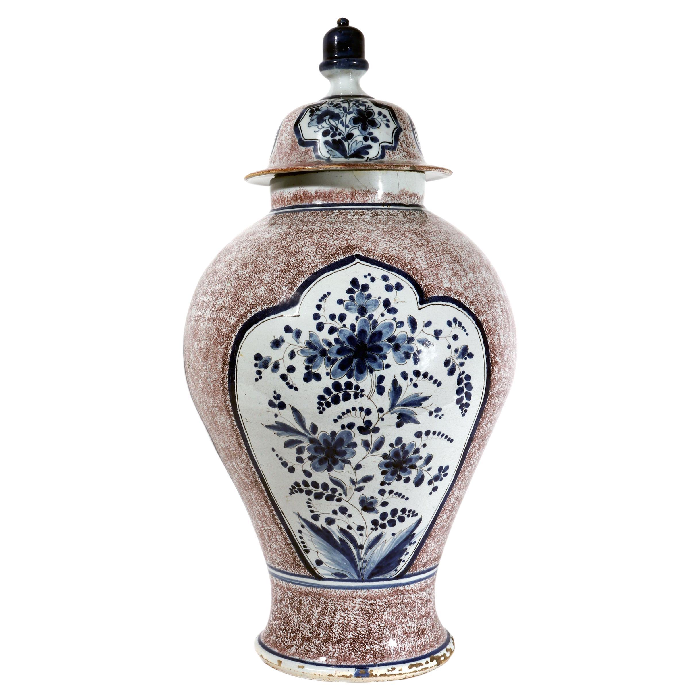 Grand vase et couvercle en faïence allemande Manganese poudrée et bleue en vente