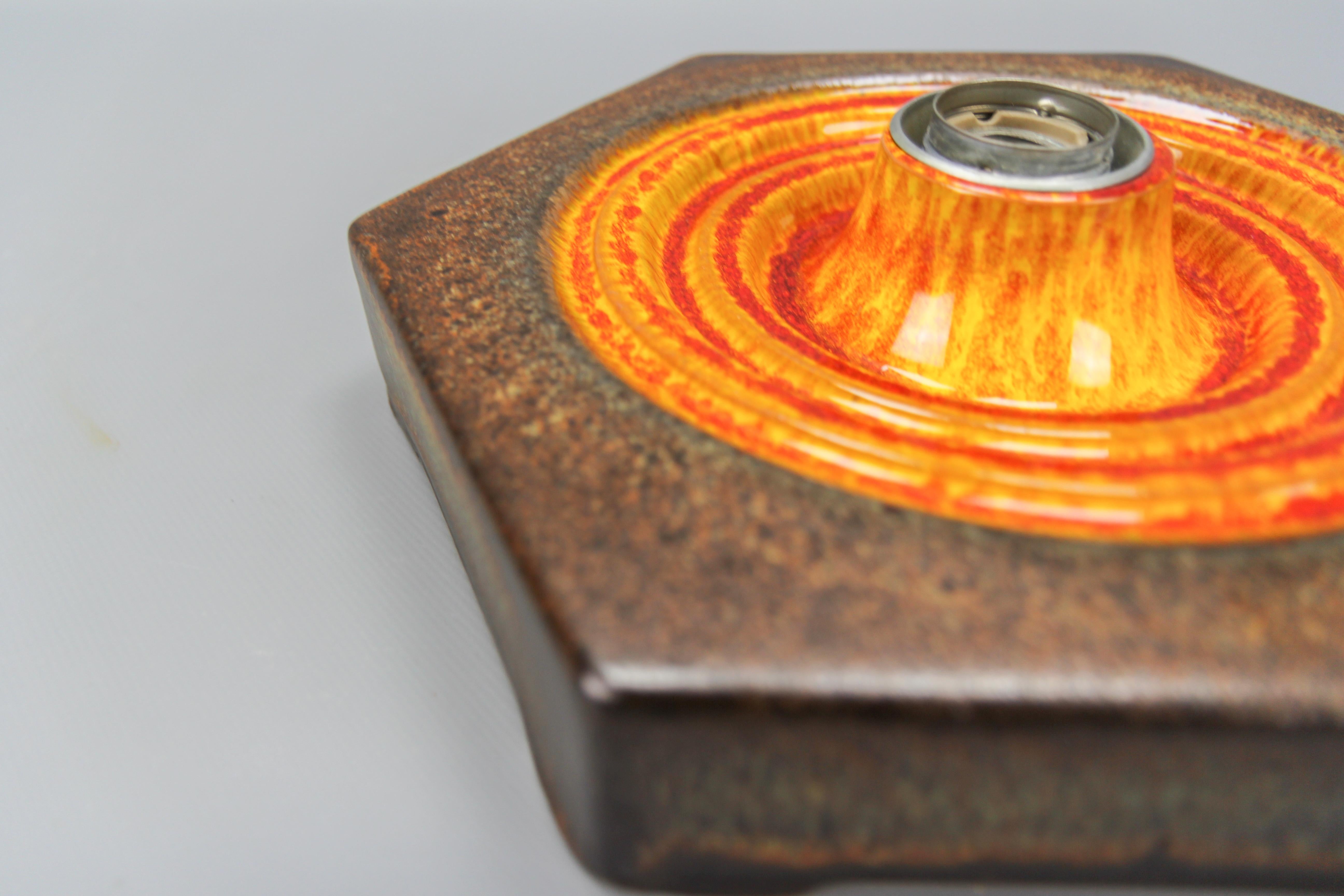 Deutsche Fat Lava-Keramik-Einbaubeleuchtung oder Wandleuchter in Orange und Braun, 1970er Jahre (Glasiert) im Angebot
