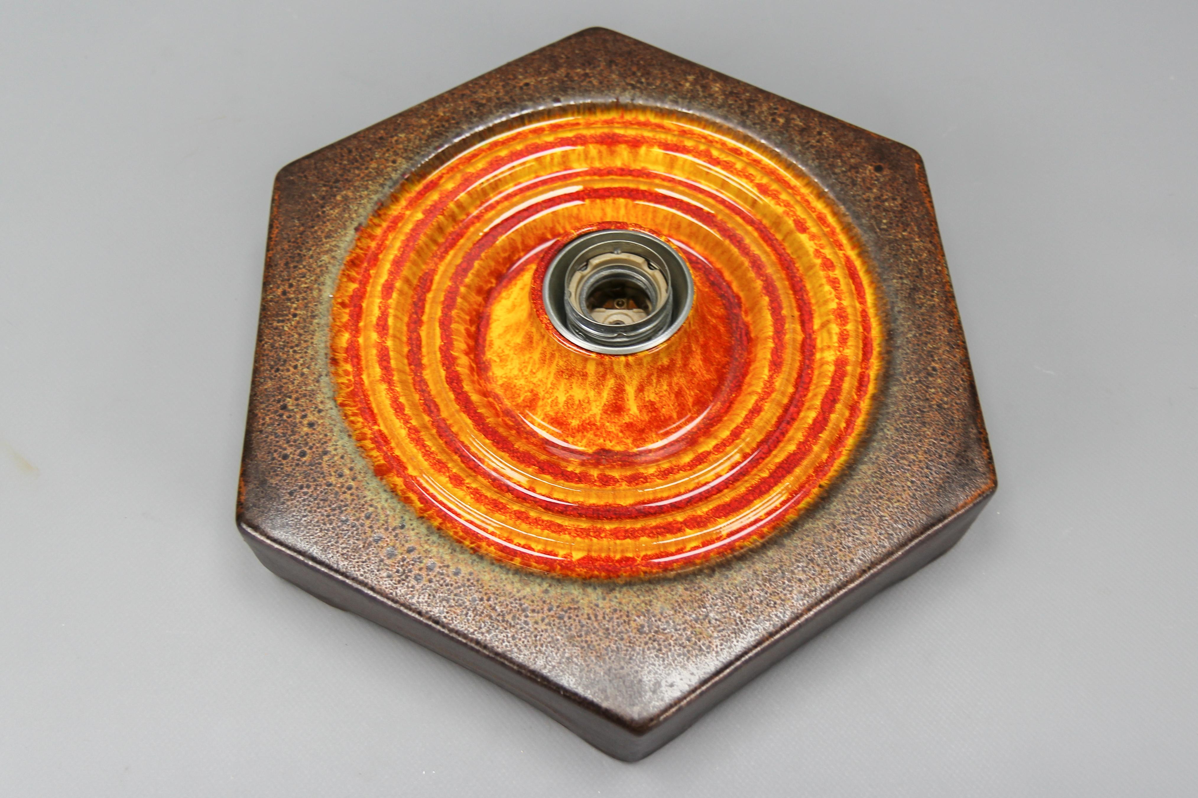 Deutsche Fat Lava Orange und Brown Keramik Flush Mount oder Wandleuchter, 1970er Jahre (Ende des 20. Jahrhunderts) im Angebot