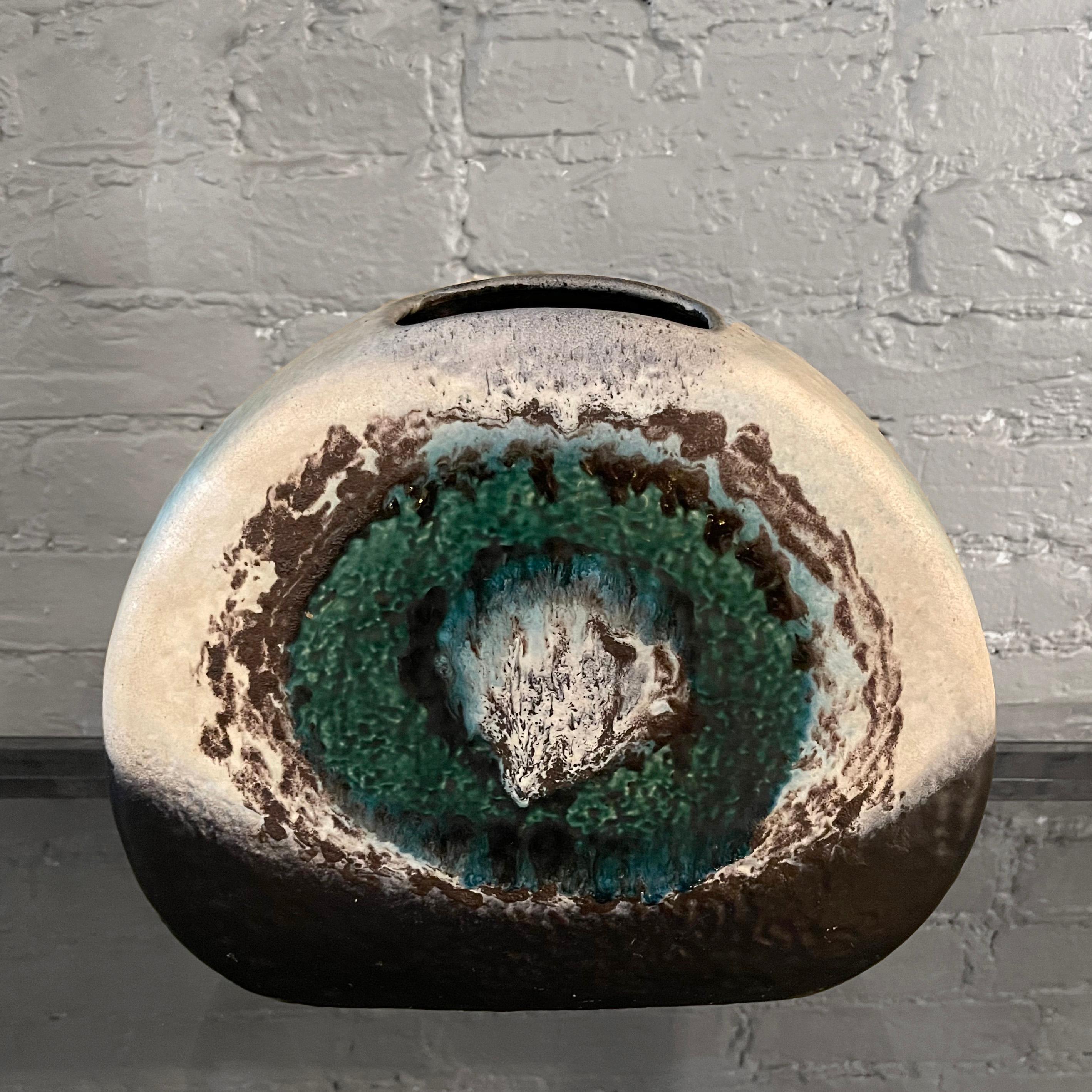 Il vaso in ceramica d'arte tedesca Fat Lava di Dümler & Breiden, collezione Polar, presenta un'insolita forma a zucca dai toni acquamarina. La bocca misura 4 pollici x 2 pollici.