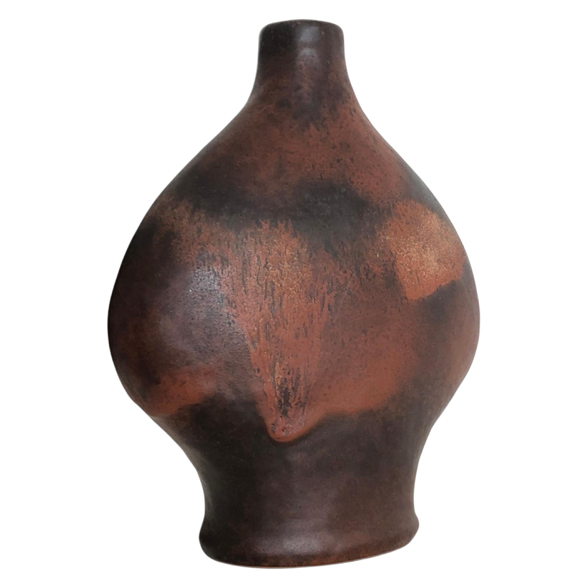 This is an earthy vase by West German pottery designer Gerda Heuckeroth for CARSTENS TONNIESHOF’s more expensive 'Atelier'-line. The designer’s masterful use of drip glaze (fat lava) underlines the organic shape and gives this vase a very natural