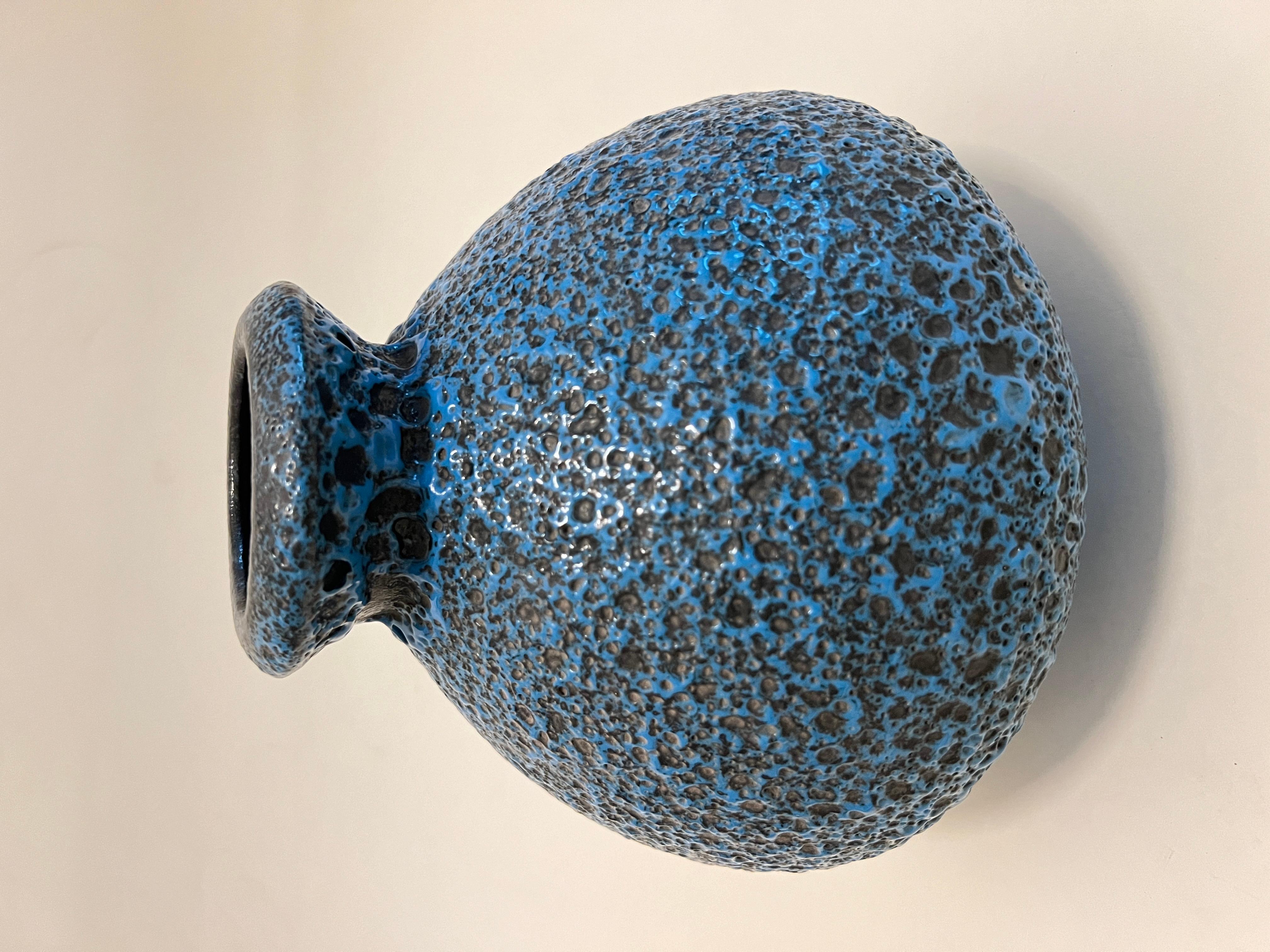 Vaso tedesco Fat Lava con smalto vulcanico nei colori blu e nero.  1960s.