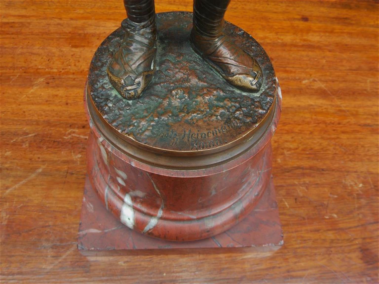Tedesco Giovane figura tedesca in bronzo romano montata su base di marmo rosso, circa 1885 in vendita