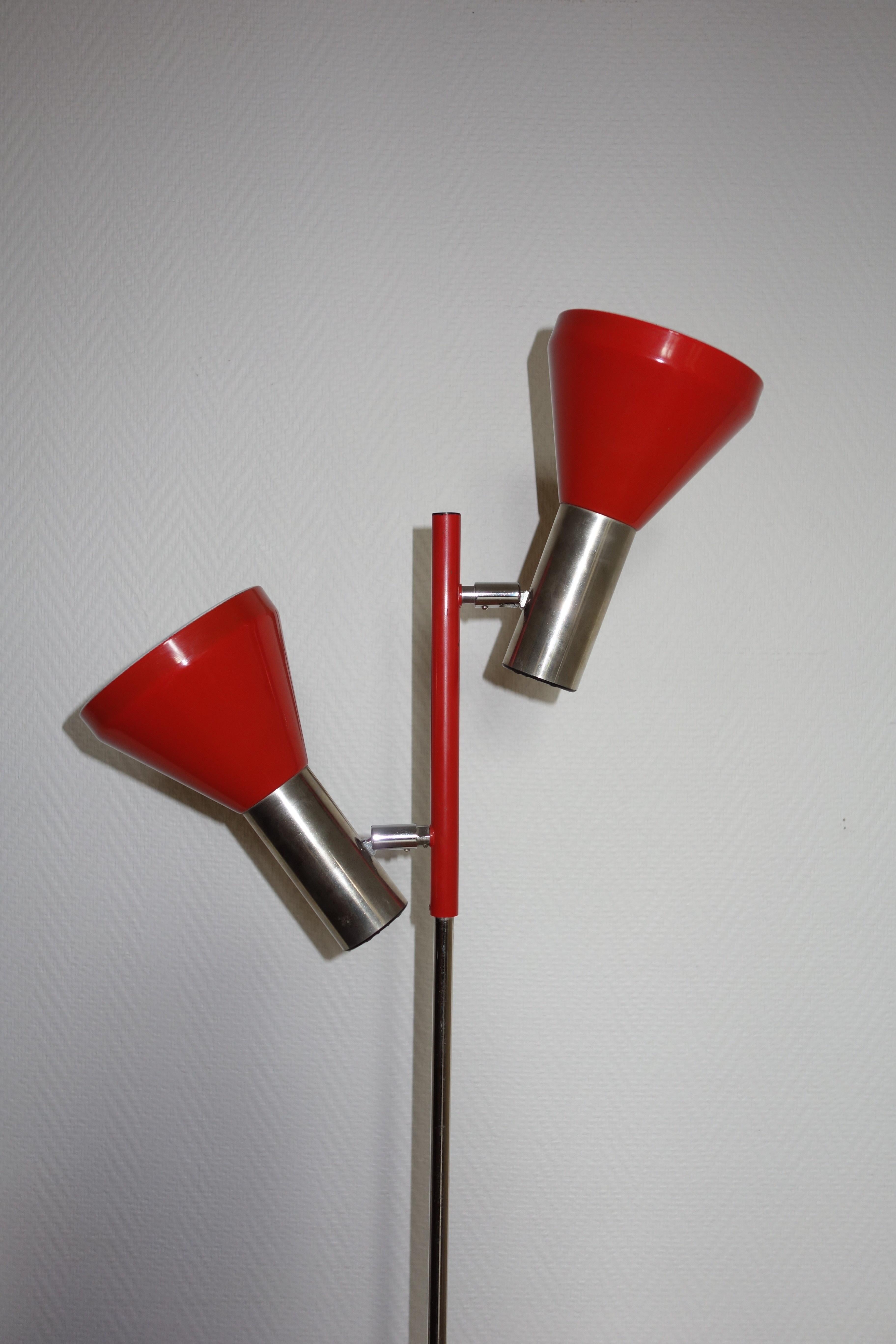 Floor lamp German 1970s, brand Fischer Leuchten. 280 model with dual directional spots mounted on ball joints and circular base 23 cm in diameter. Chrome finish, aluminum and vermilion red lacquer. Beautiful state of conservation, ancient article