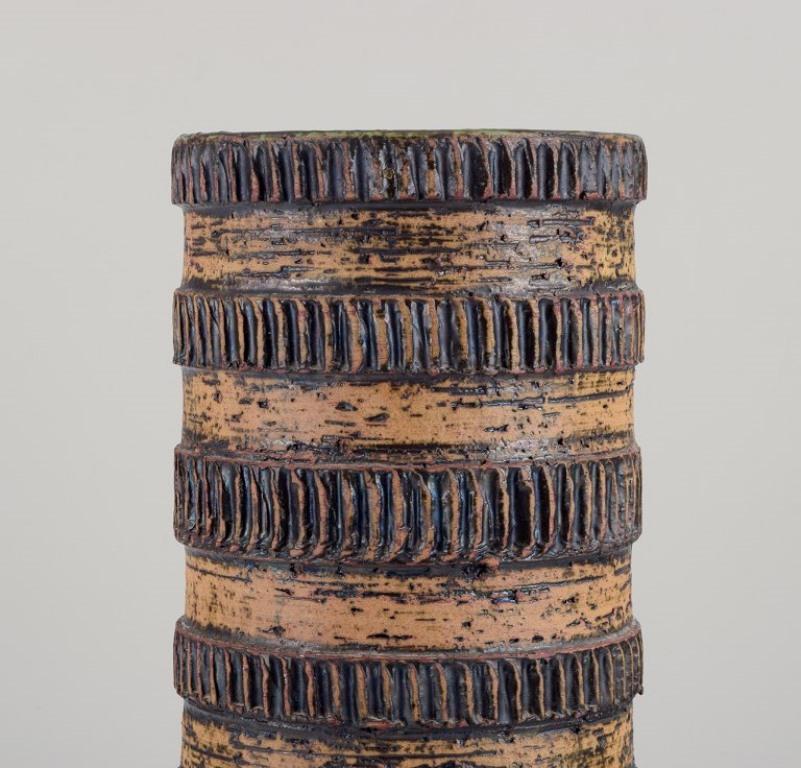 Vaso da terra tedesco in ceramica. Argilla Chamotte.
Smaltato a mano. Smalto nei toni del giallo ocra e del marrone scuro, con smalto verde all'interno.
Approssimativamente dagli anni '60.
Indistintamente segnato.
In ottime condizioni con lievi