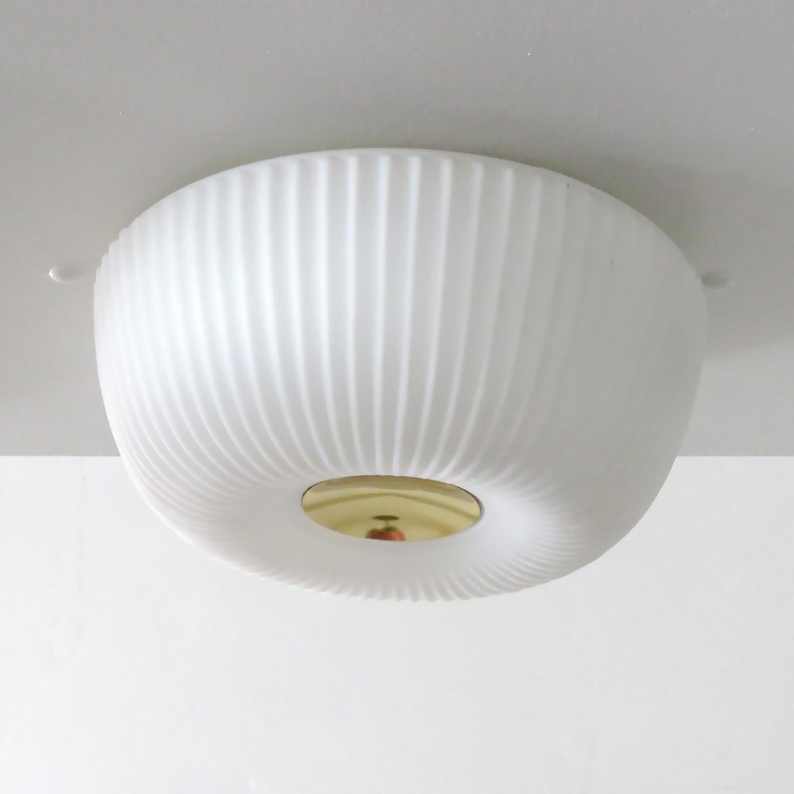 Elegante Deckenleuchte aus Opalglas von Limburg Leuchten Deutschland mit einem runden Messingkern und einem organisch geformten Glaskörper, verdrahtet für US-Standards, eine E27-Fassung pro Leuchte, max. 60 W oder LED-Äquivalent, Glühbirne wird als