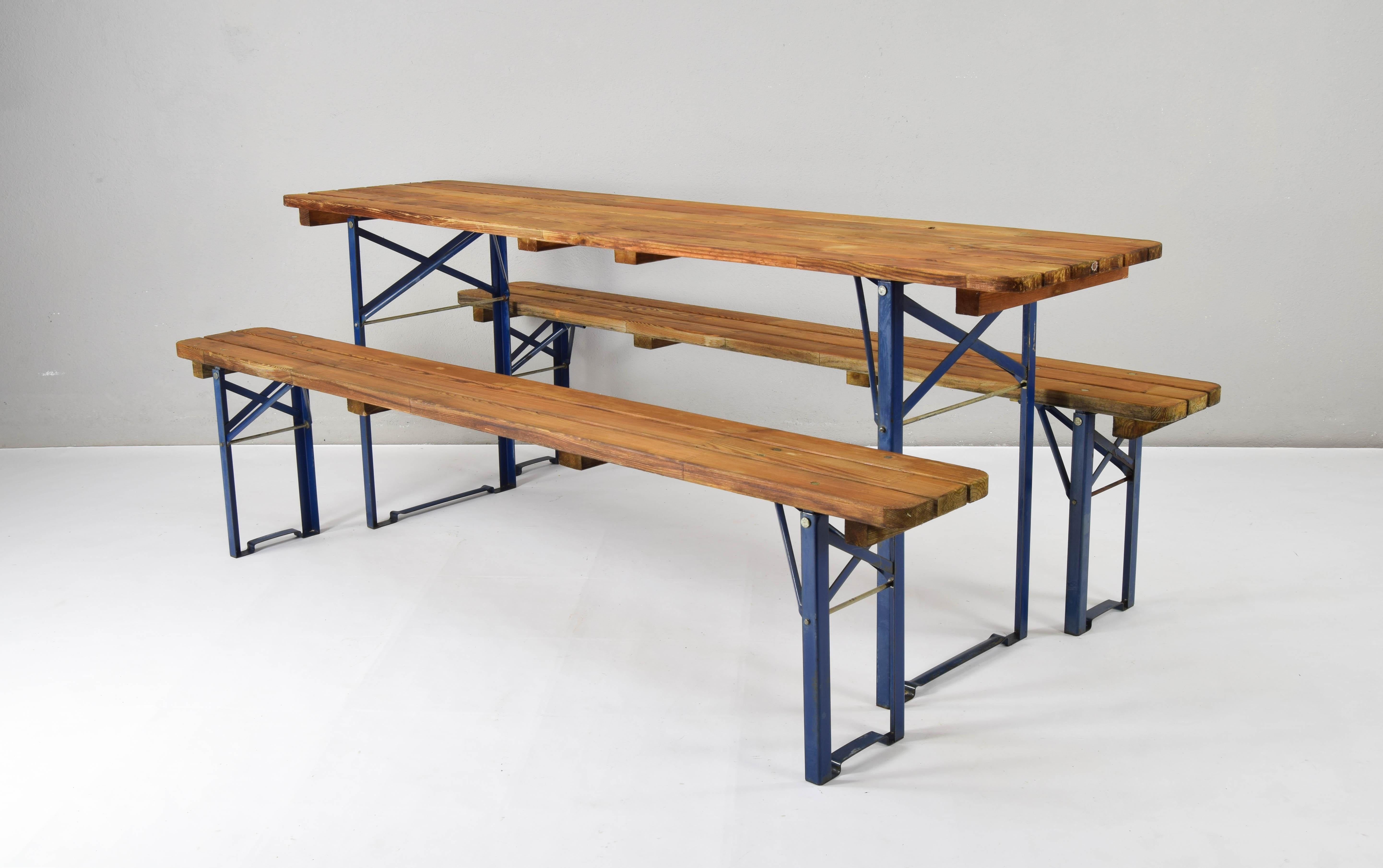 Set composed of an old table and two folding benches.
Ideal for picnic or garden. Made in Germany in the 1960s with pine wood and blue lacquered iron.
Although there are signs of use, they are in very good condition.

Table