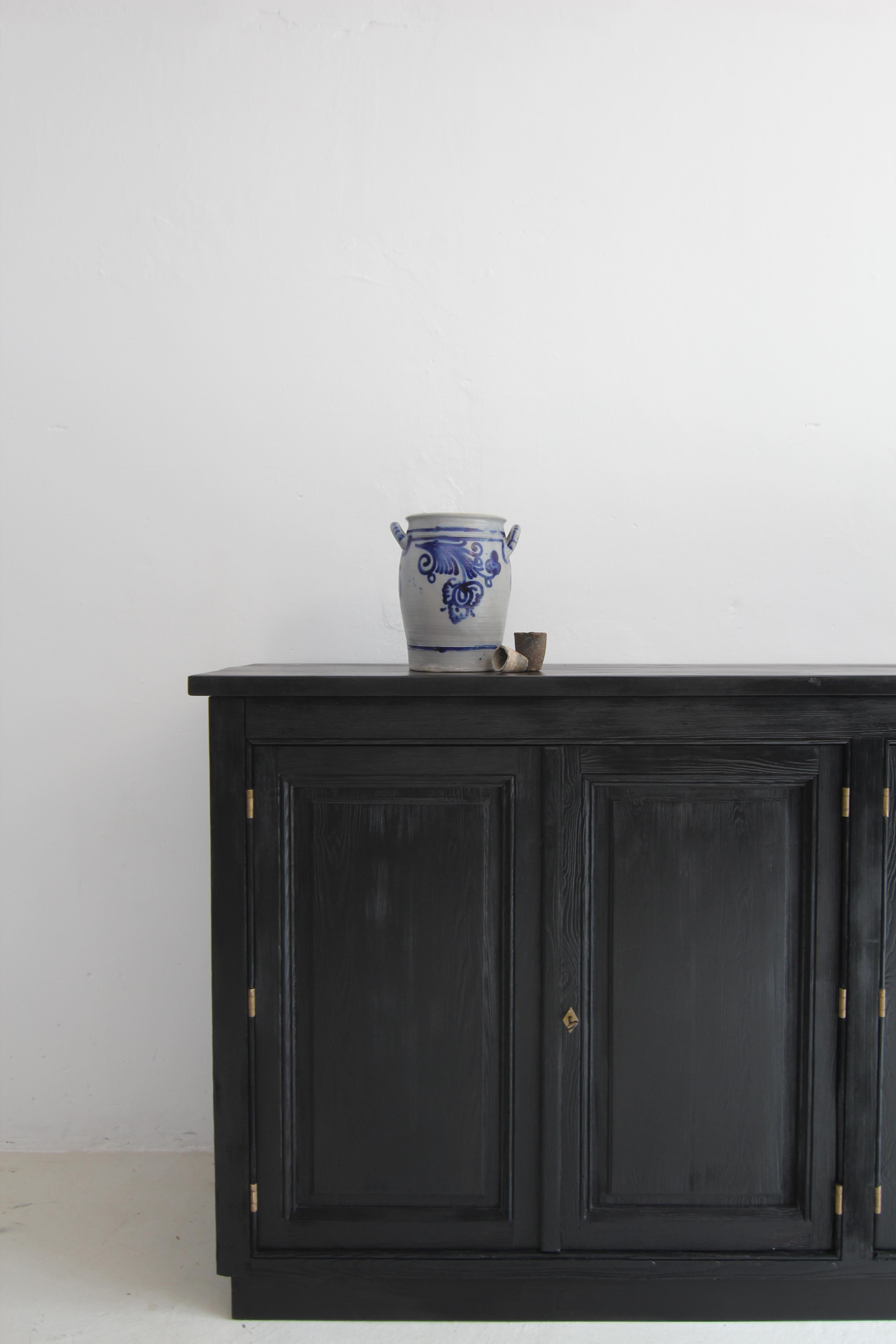 Un vaso in gres grigio molto decorativo con pittura blu cobalto della prima metà del XX secolo. 

Il gres tradizionale del Westerwald è un tipo di ceramica prodotta nel Westerwald inferiore e nel Kannenbäckerland nel primo periodo moderno. Dal XVII