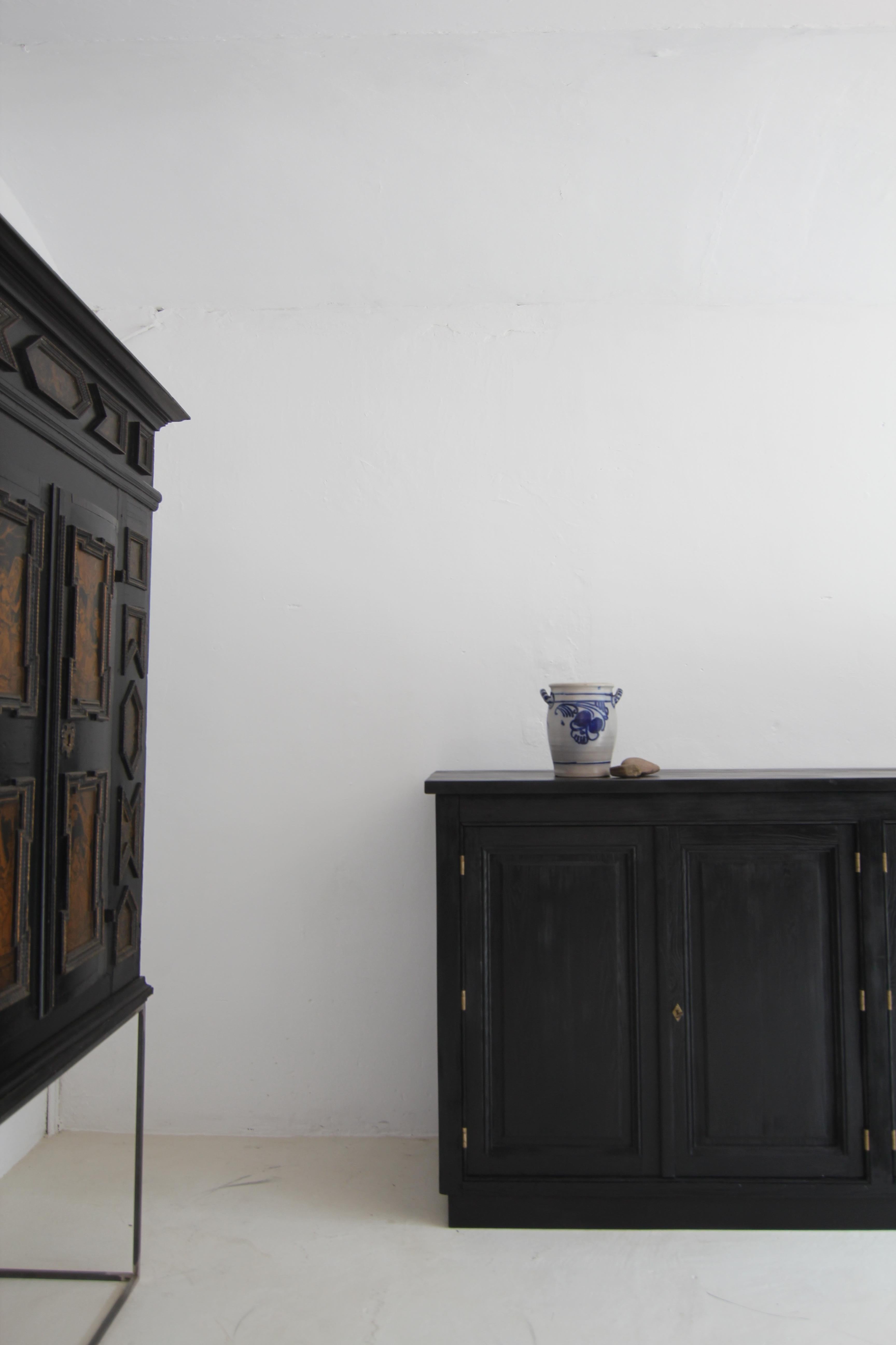 Un vaso in gres grigio molto decorativo con pittura blu cobalto della prima metà del XX secolo. 
Il dettaglio più straordinario di questo pezzo unico è il dipinto floreale che ricorda un po' un teschio. 

Il gres tradizionale del Westerwald è un