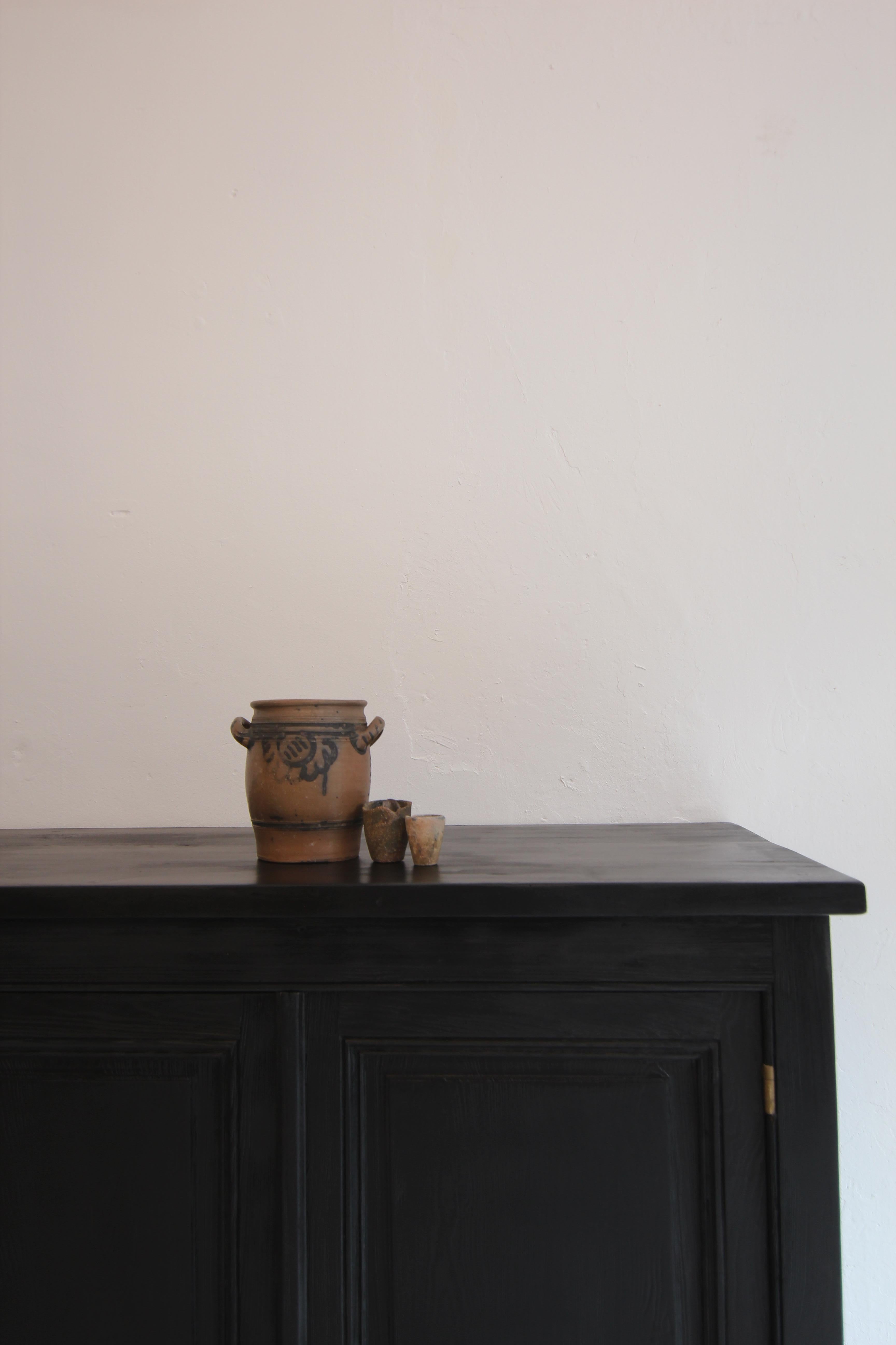 Un vaso in gres grigio molto decorativo con pittura blu cobalto della prima metà del XX secolo. 
Questo pezzo ha ricevuto una bella patina calda nel corso degli anni.

Il gres tradizionale del Westerwald è un tipo di ceramica prodotta nel Westerwald