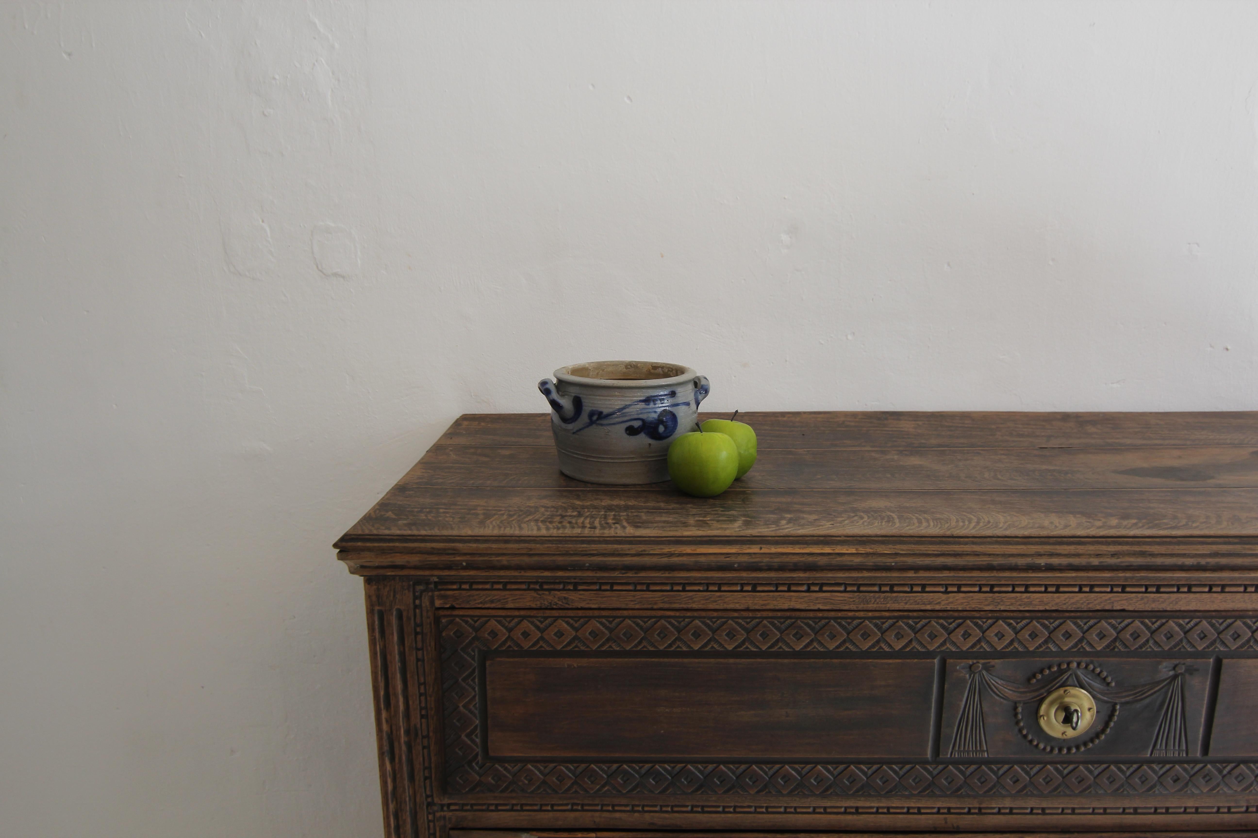 Un vaso in gres grigio molto decorativo con pittura blu cobalto della prima metà del XX secolo. 

Il gres tradizionale del Westerwald è un tipo di ceramica prodotta nel Westerwald inferiore e nel Kannenbäckerland nel primo periodo moderno. Dal XVII