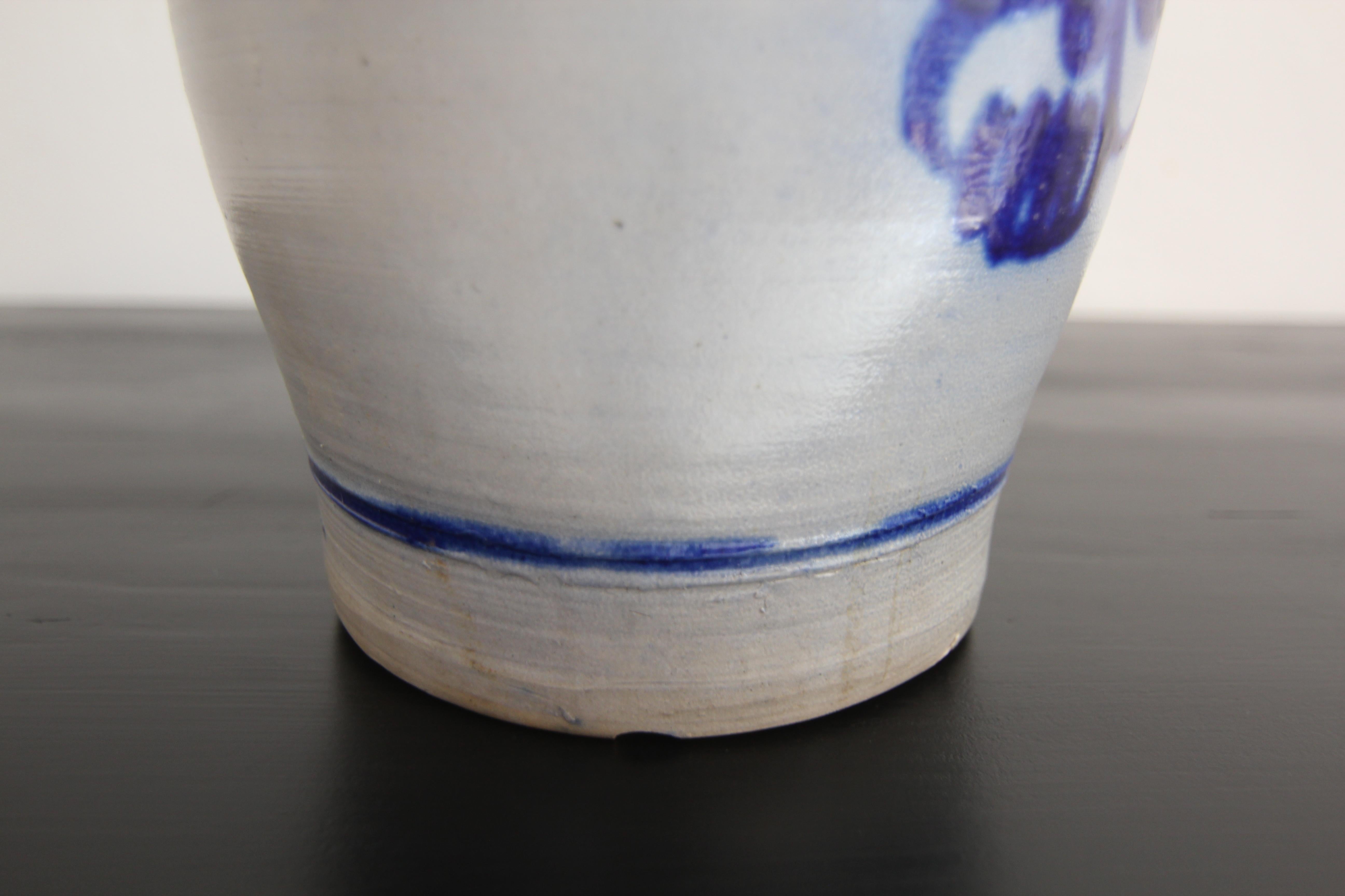 Vaso in gres grigio e blu cobalto della German Folk Art in vendita 12
