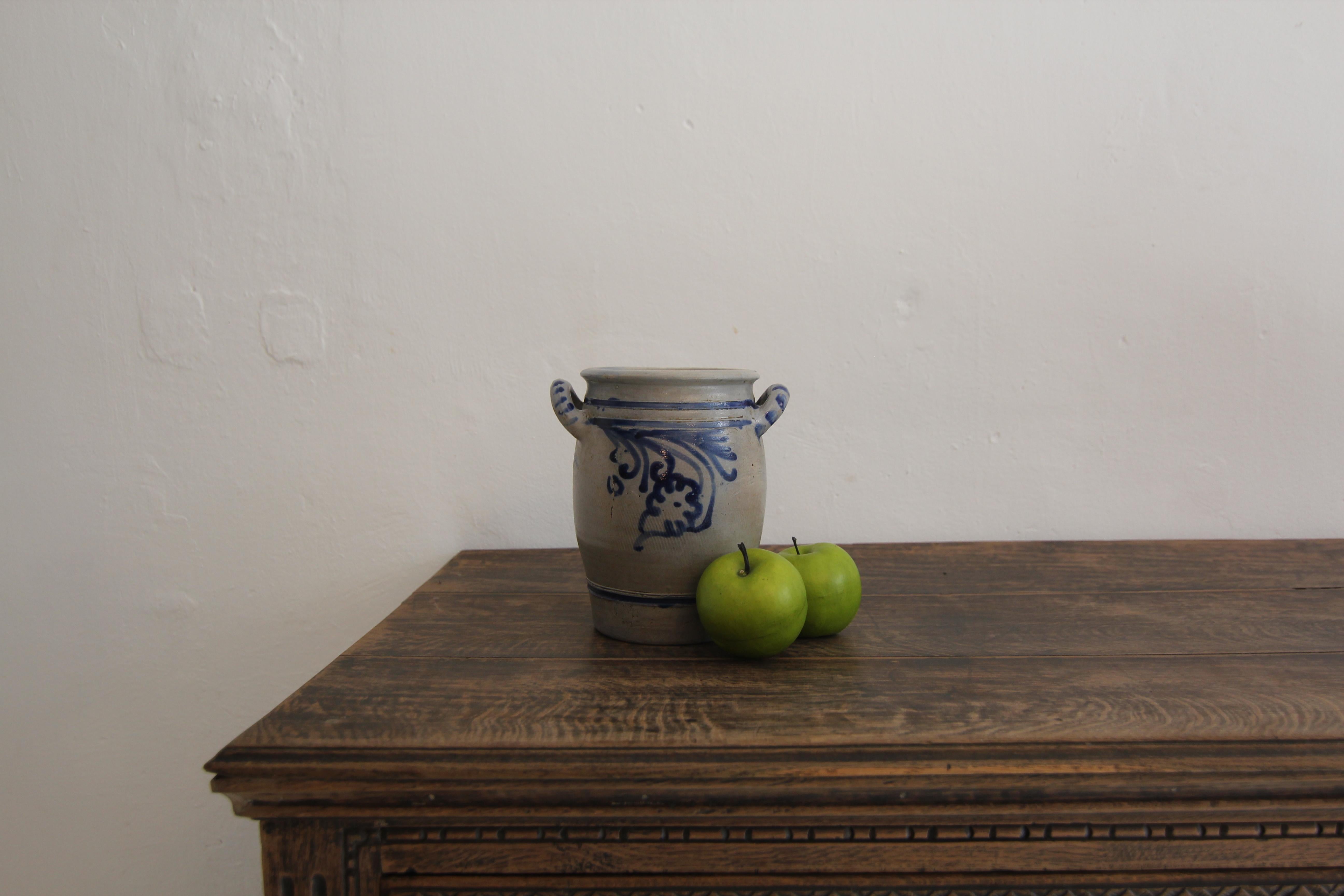 German Folk Art Grey and Cobalt Blue Stoneware Jar In Good Condition In Dusseldorf, DE